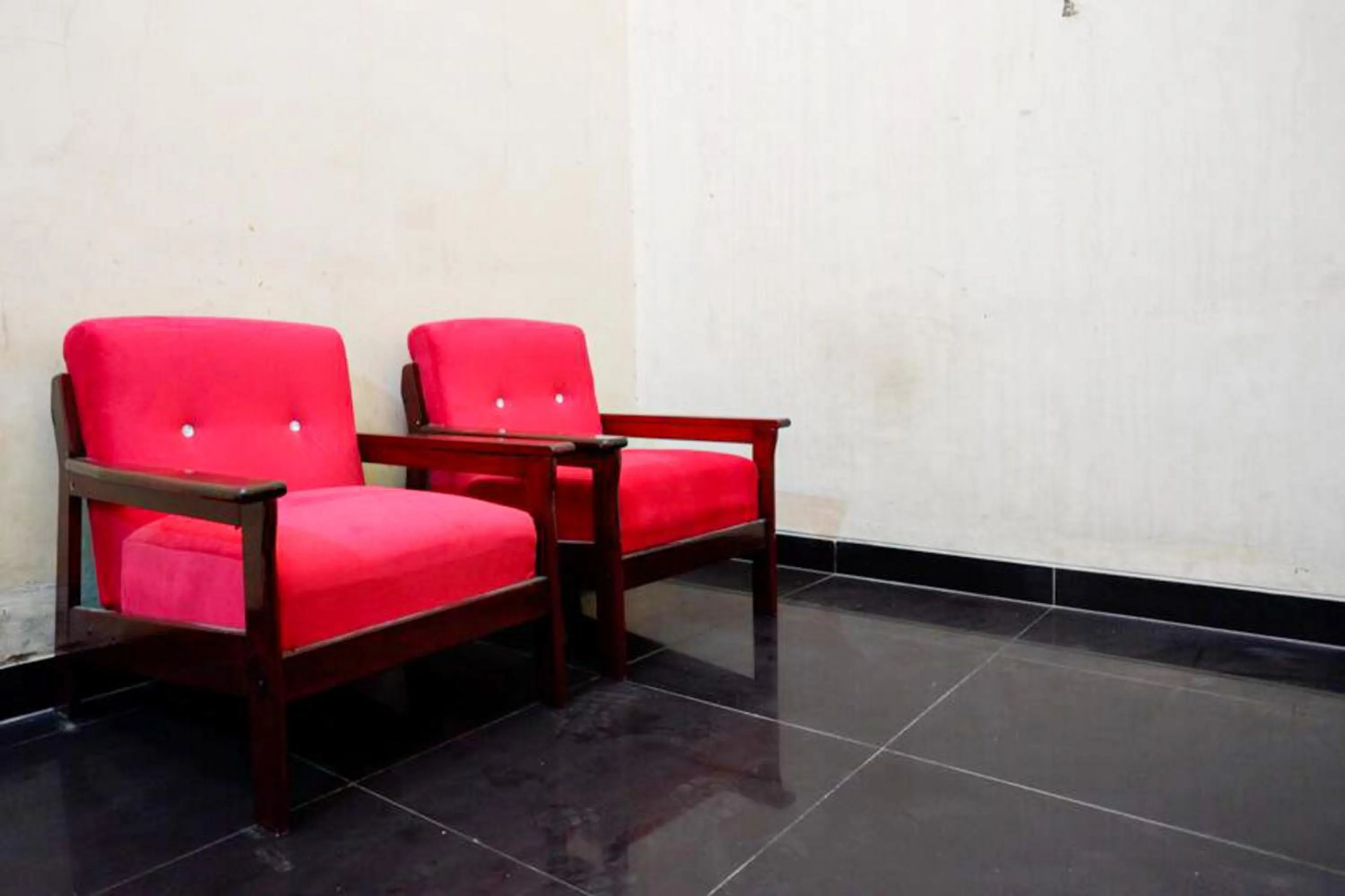 Seating area in RedDoorz near GOR Wisanggeni