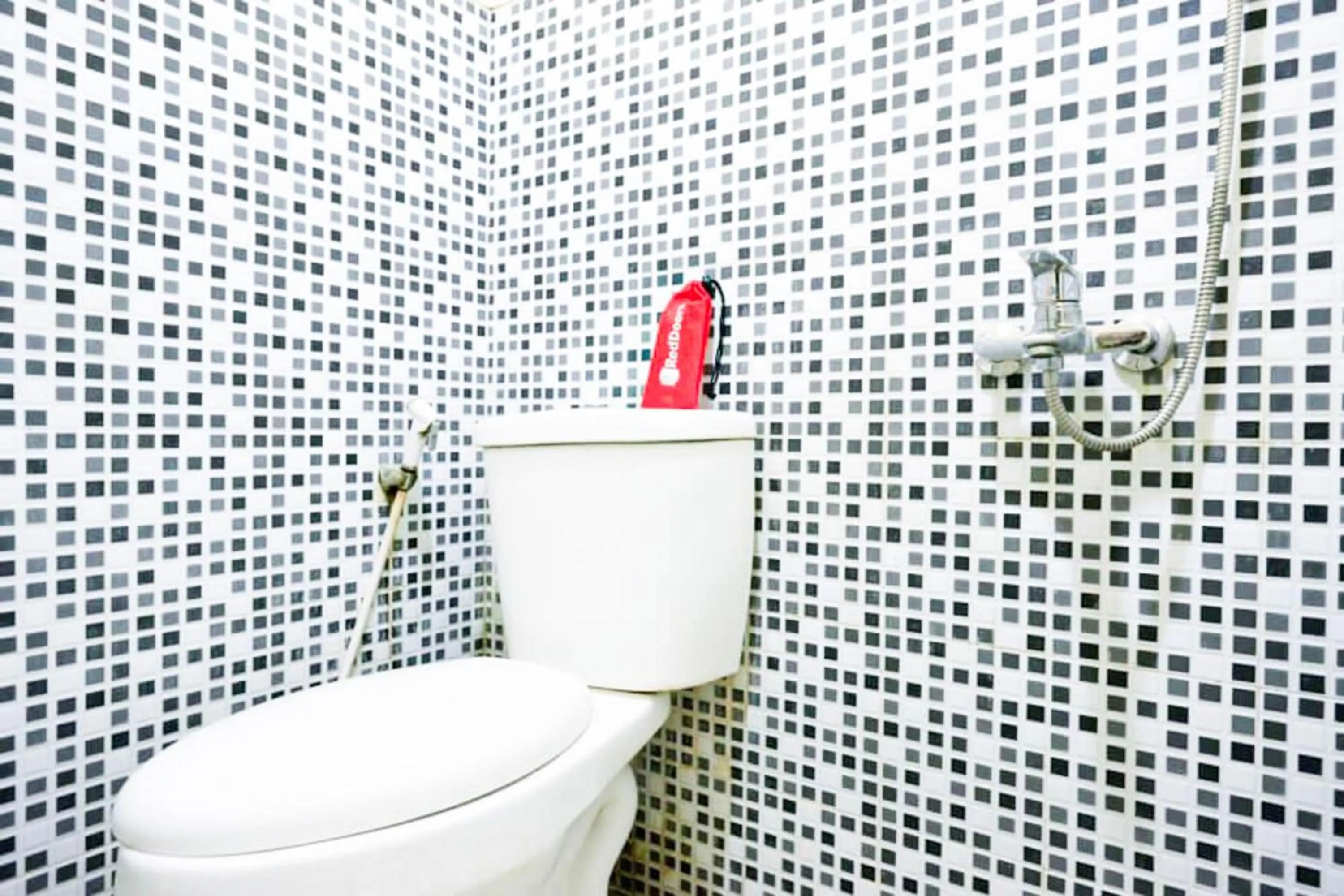 Bathroom in RedDoorz near GOR Wisanggeni