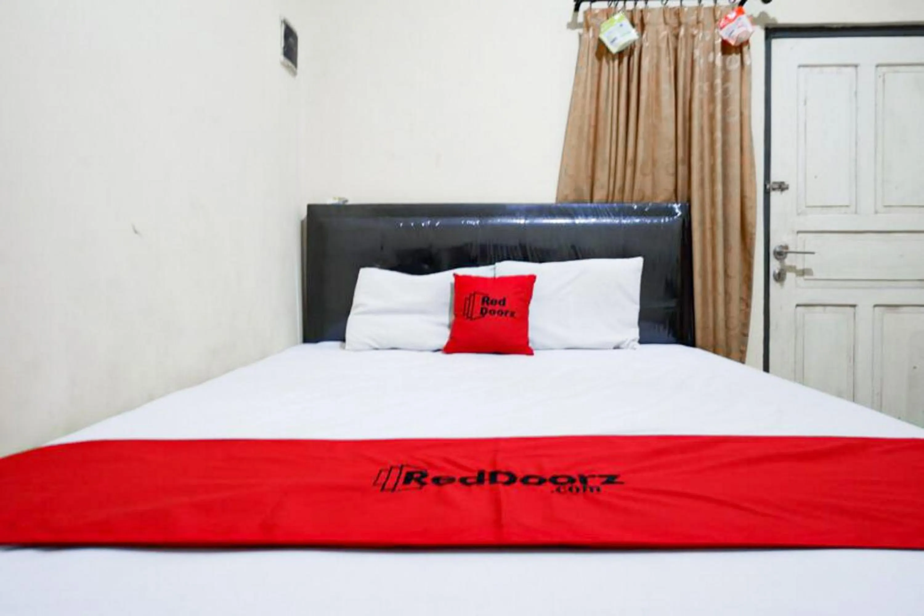 Bedroom, Bed in RedDoorz near GOR Wisanggeni