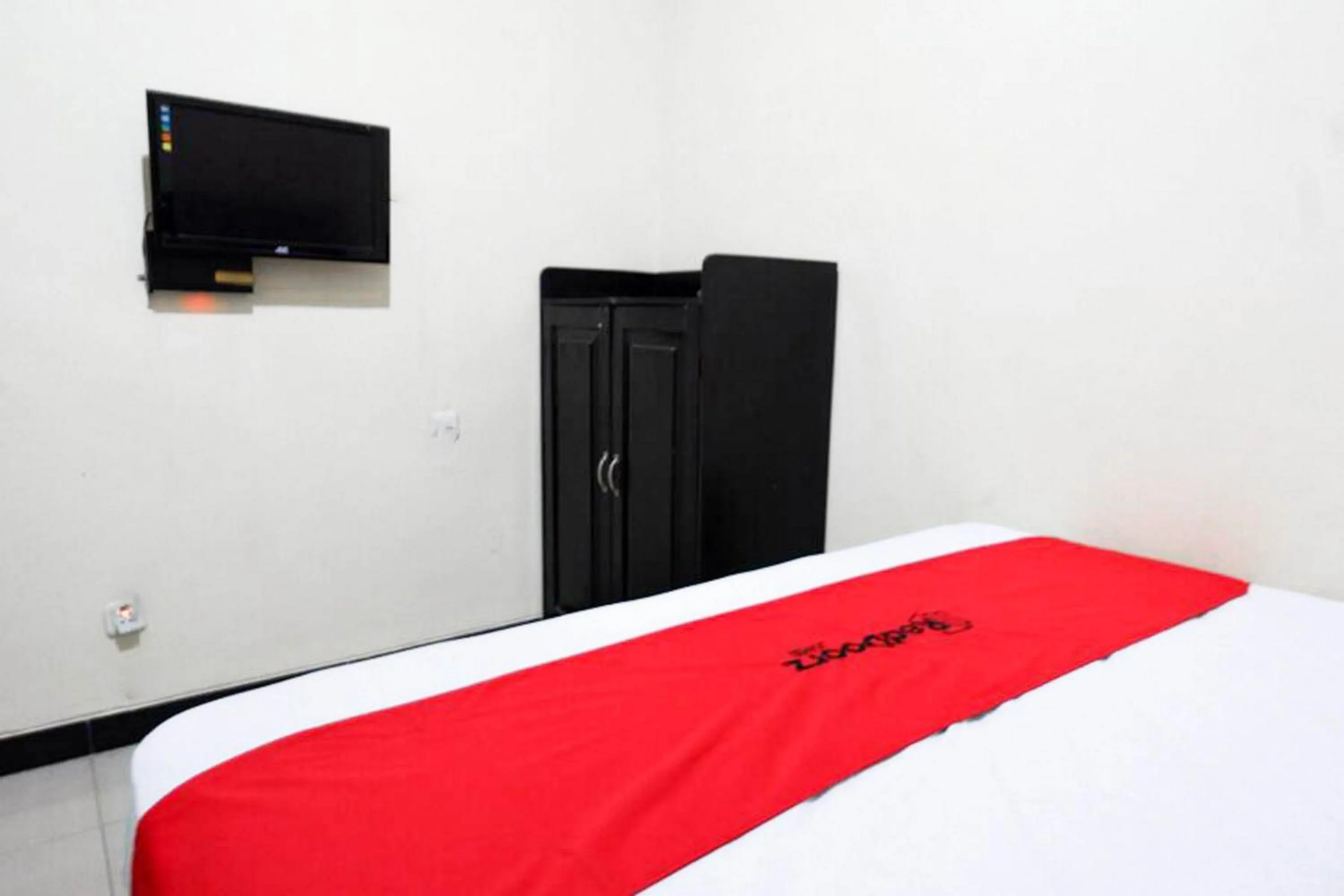 Bedroom, Bed in RedDoorz near GOR Wisanggeni