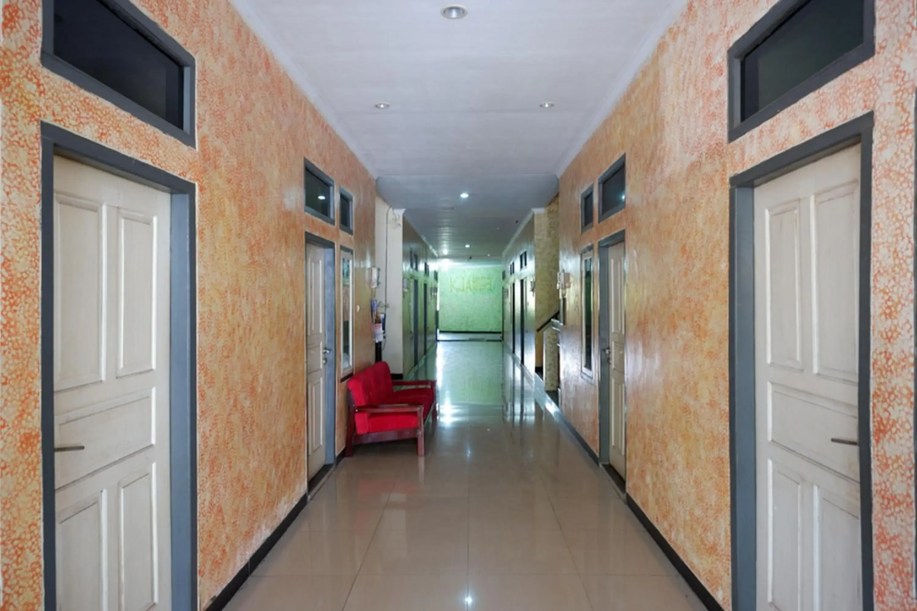 Facade/entrance in RedDoorz near GOR Wisanggeni Facade/entrance in RedDoorz near GOR Wisanggeni