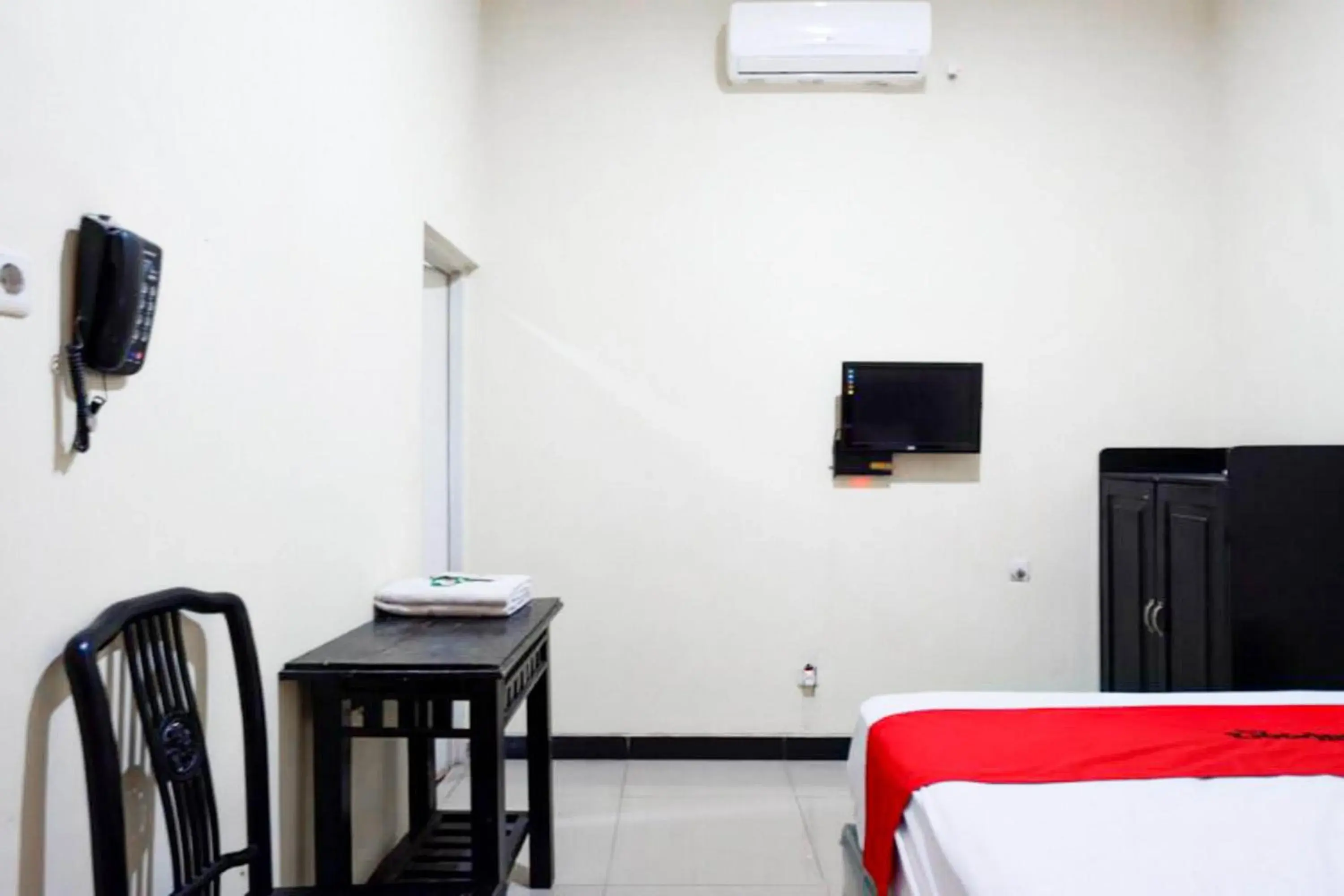 Bedroom, Bed in RedDoorz near GOR Wisanggeni Bedroom, Bed in RedDoorz near GOR Wisanggeni