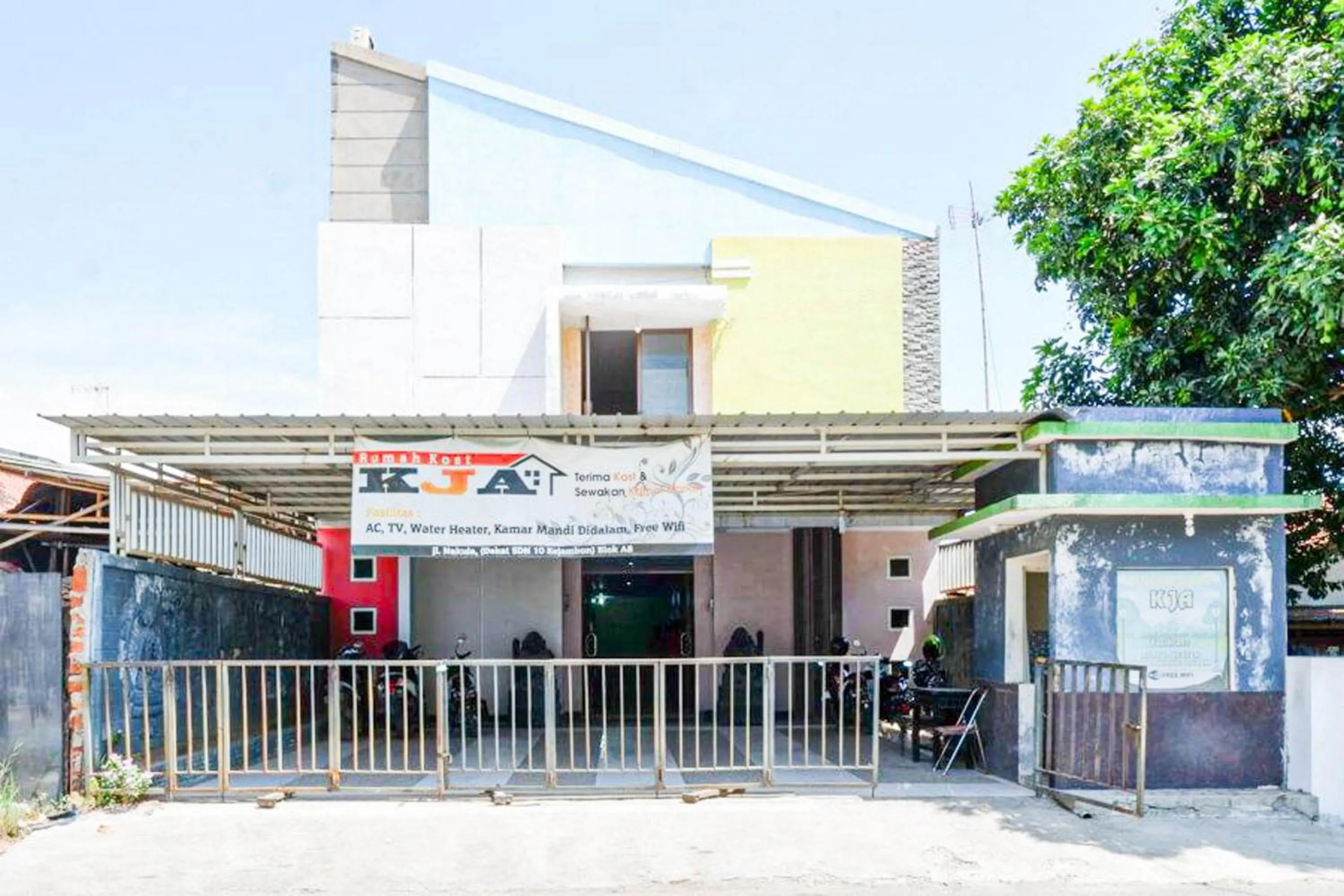 Facade/entrance in RedDoorz near GOR Wisanggeni