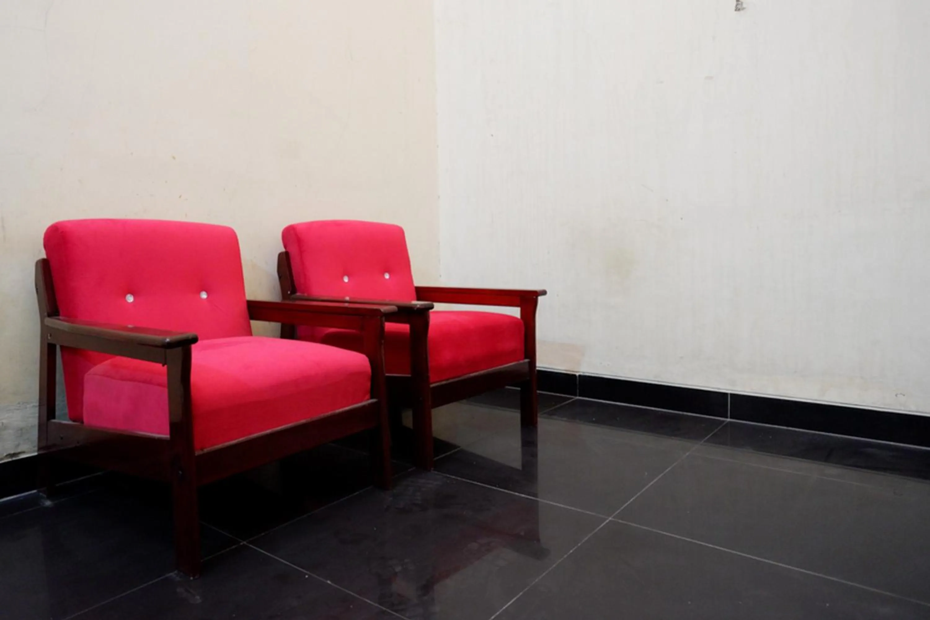 Seating area in RedDoorz near GOR Wisanggeni