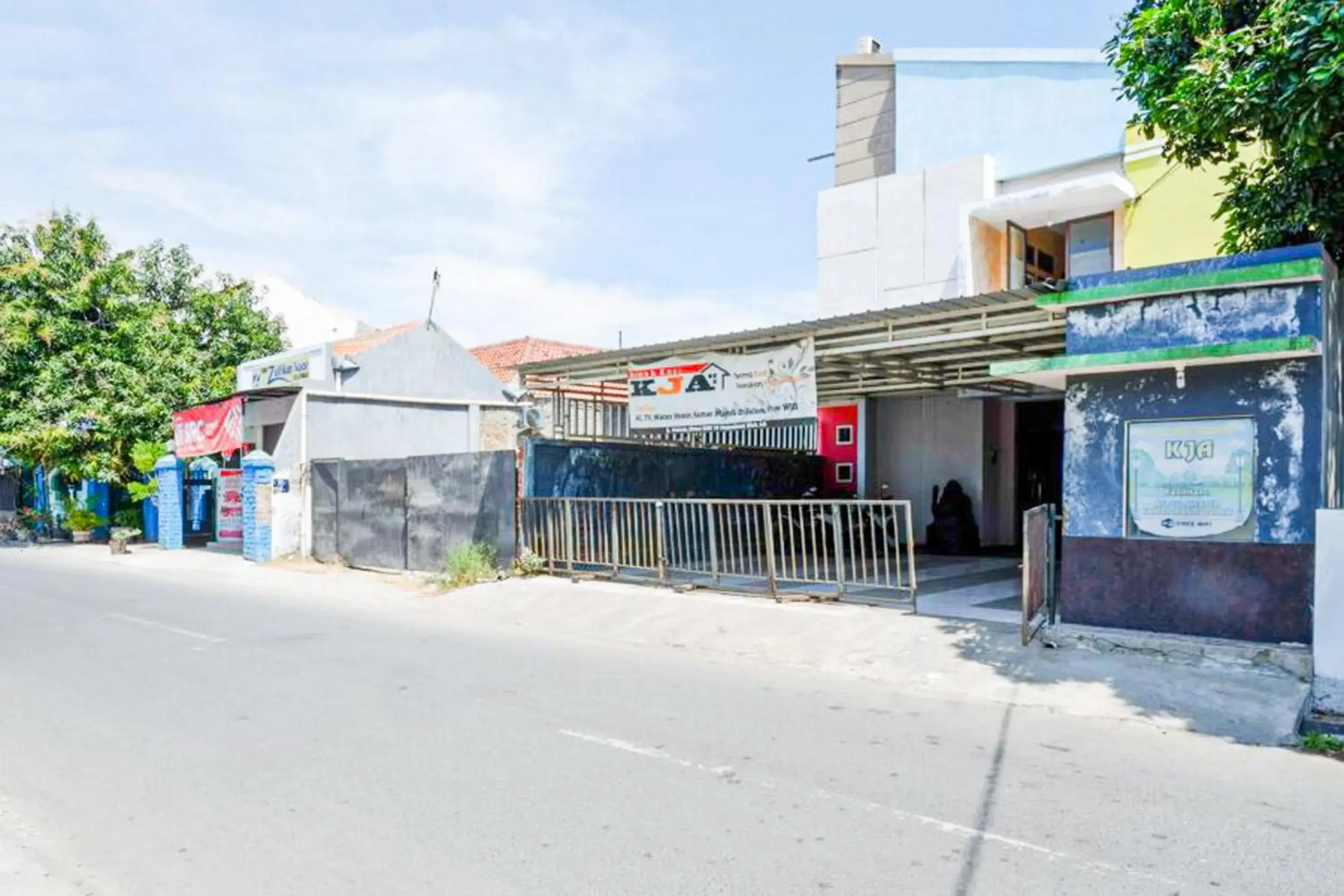 Facade/entrance in RedDoorz near GOR Wisanggeni Facade/entrance in RedDoorz near GOR Wisanggeni