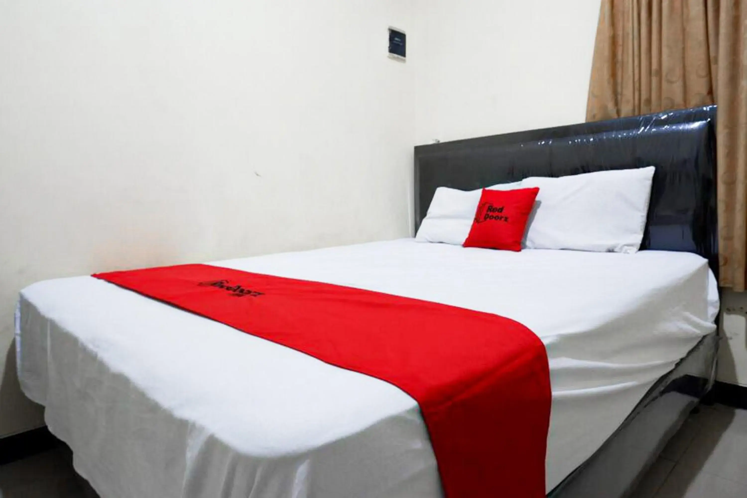 Bedroom, Bed in RedDoorz near GOR Wisanggeni Bedroom, Bed in RedDoorz near GOR Wisanggeni