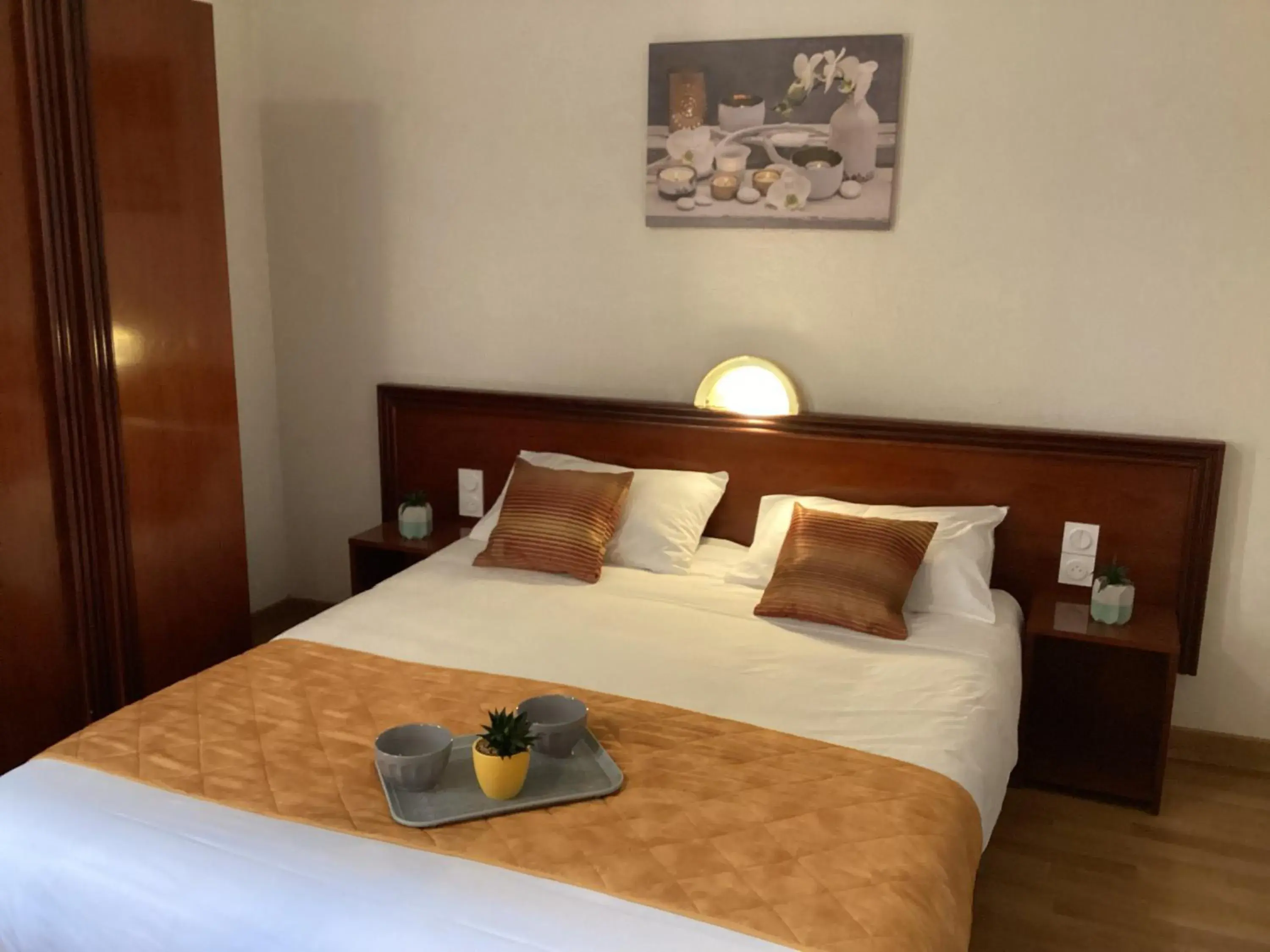 Photo of the whole room, Bed in Hôtel Angelic Photo of the whole room, Bed in Hôtel Angelic