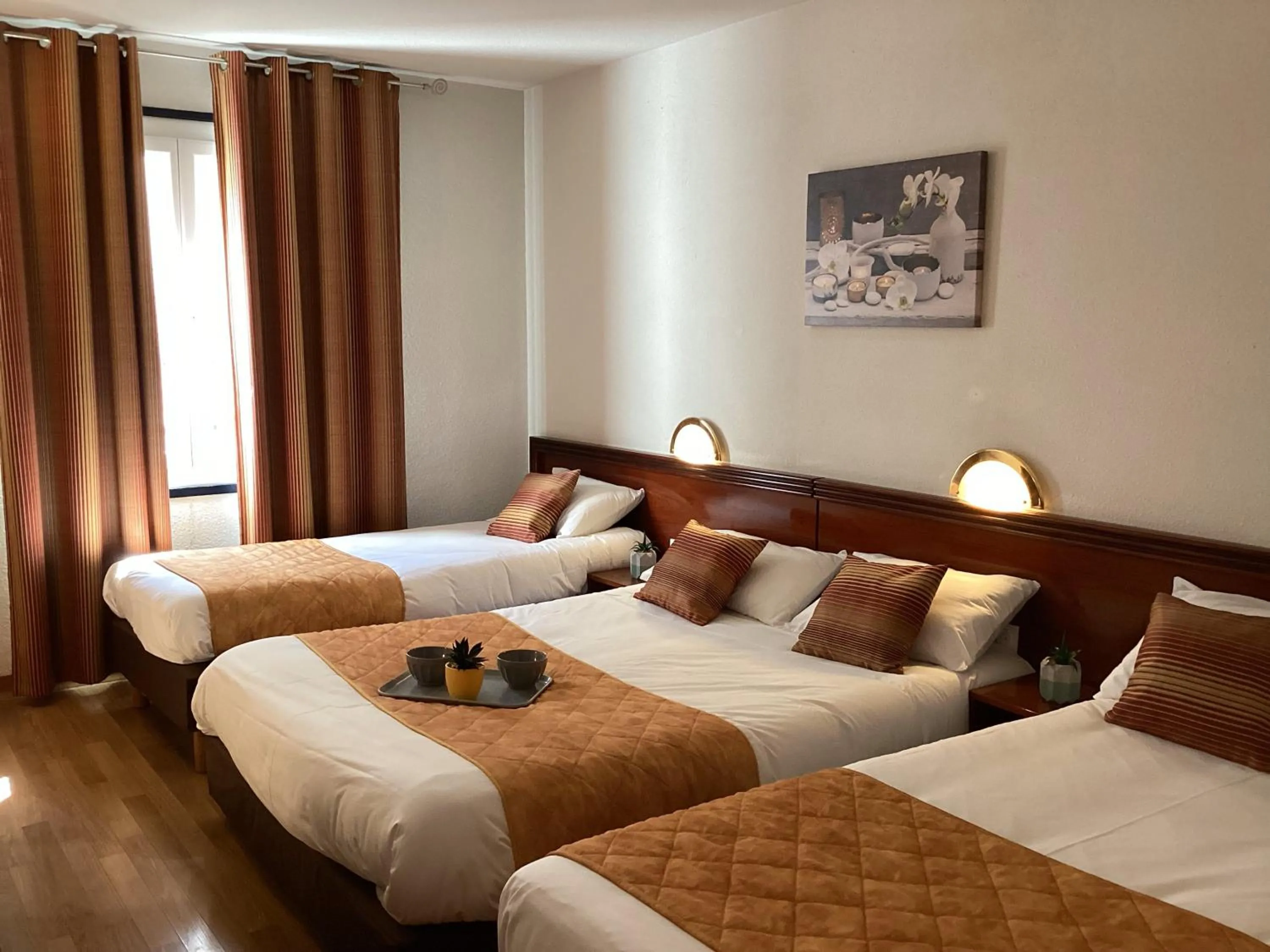 Photo of the whole room, Bed in Hôtel Angelic