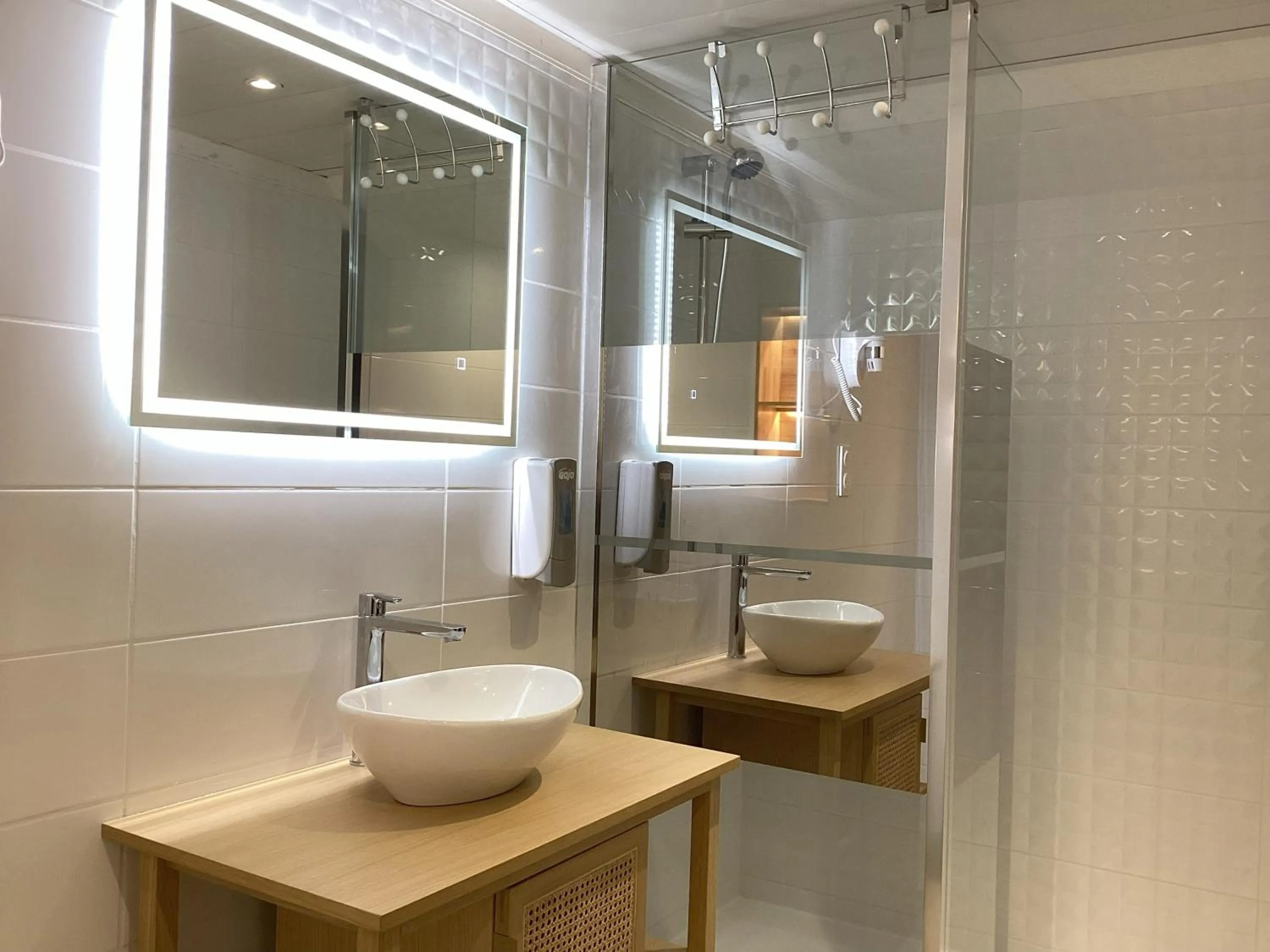 Shower in Hôtel Angelic