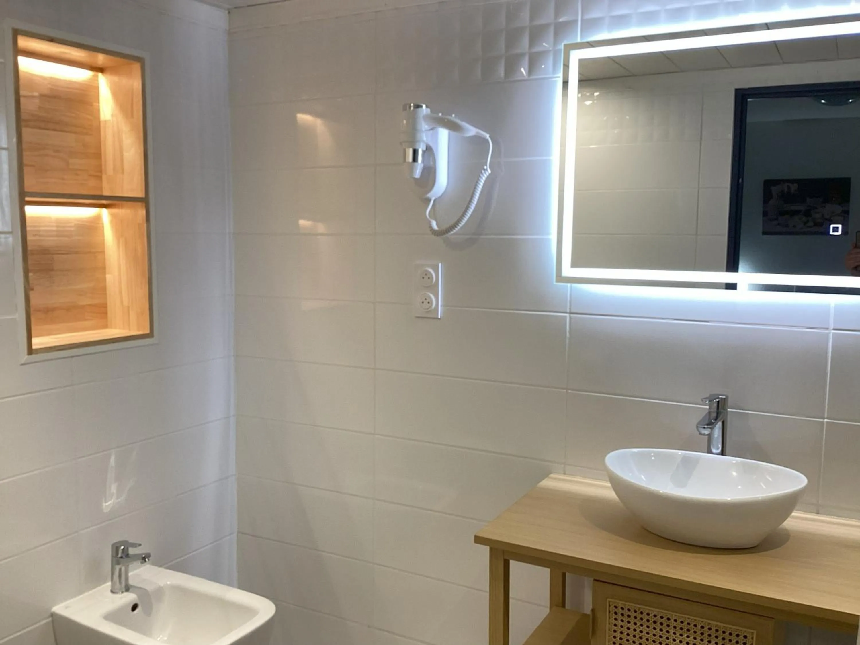 Shower in Hôtel Angelic