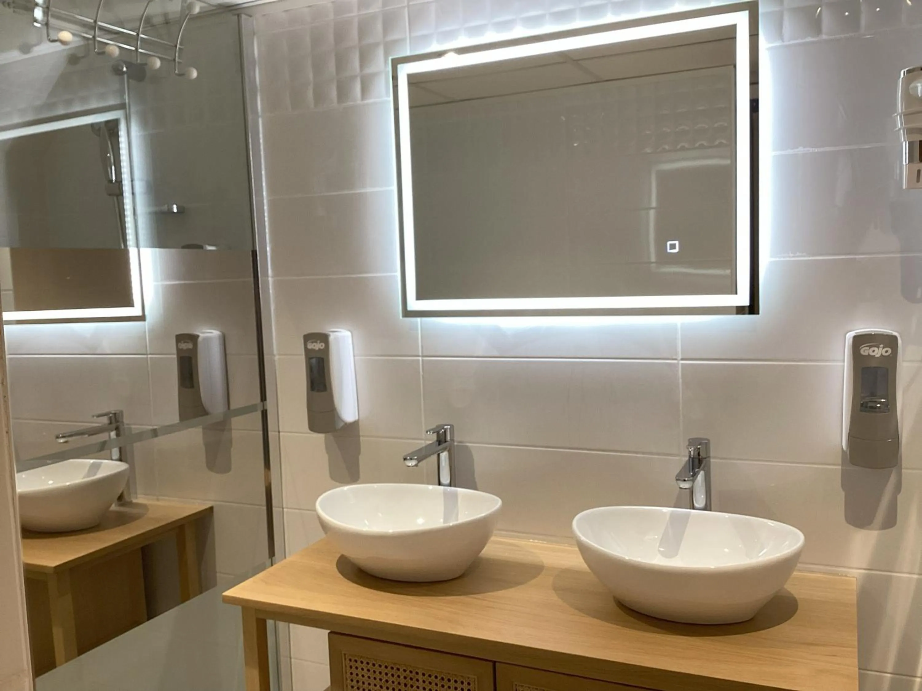 Shower in Hôtel Angelic