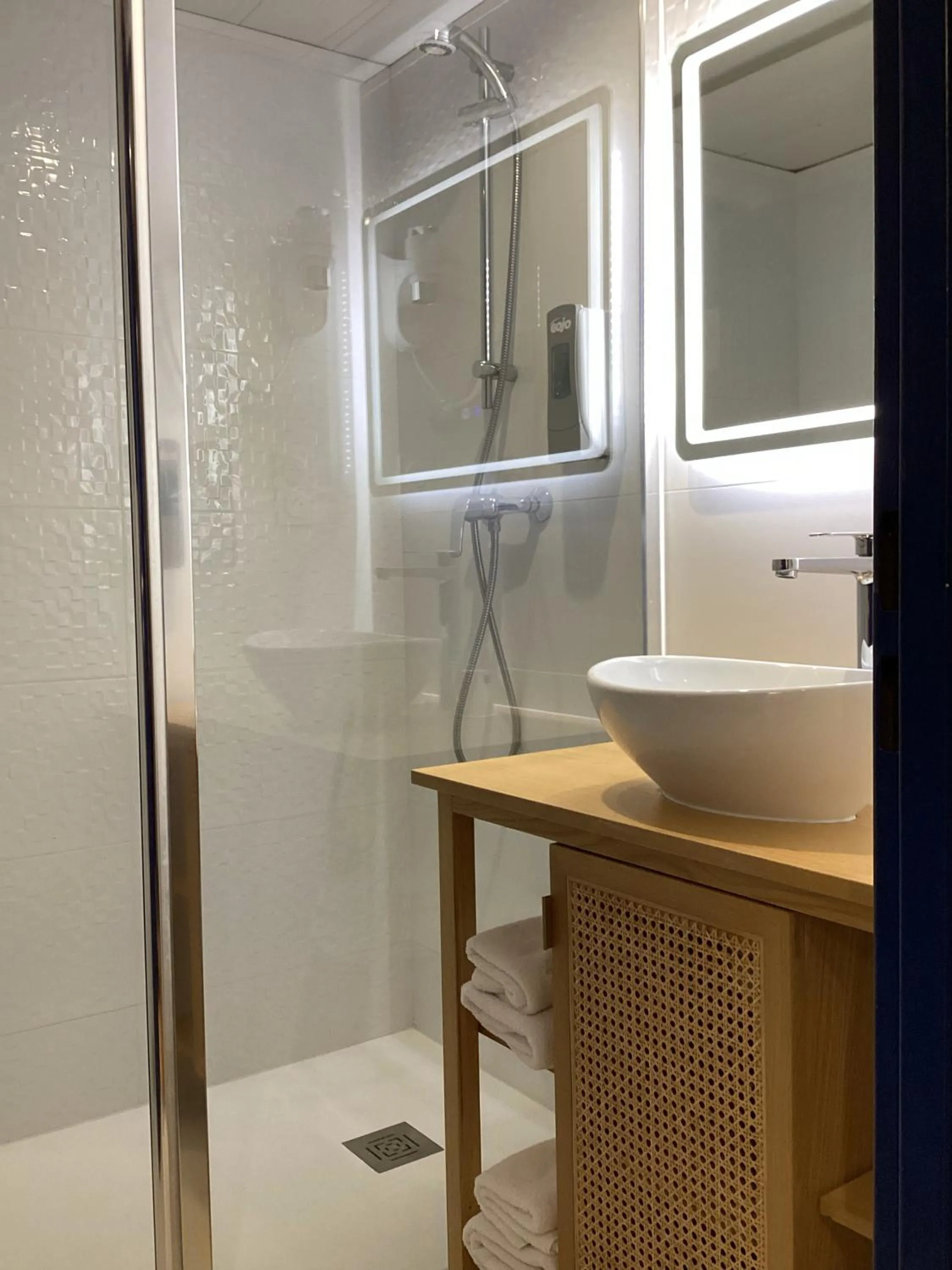 Shower in Hôtel Angelic