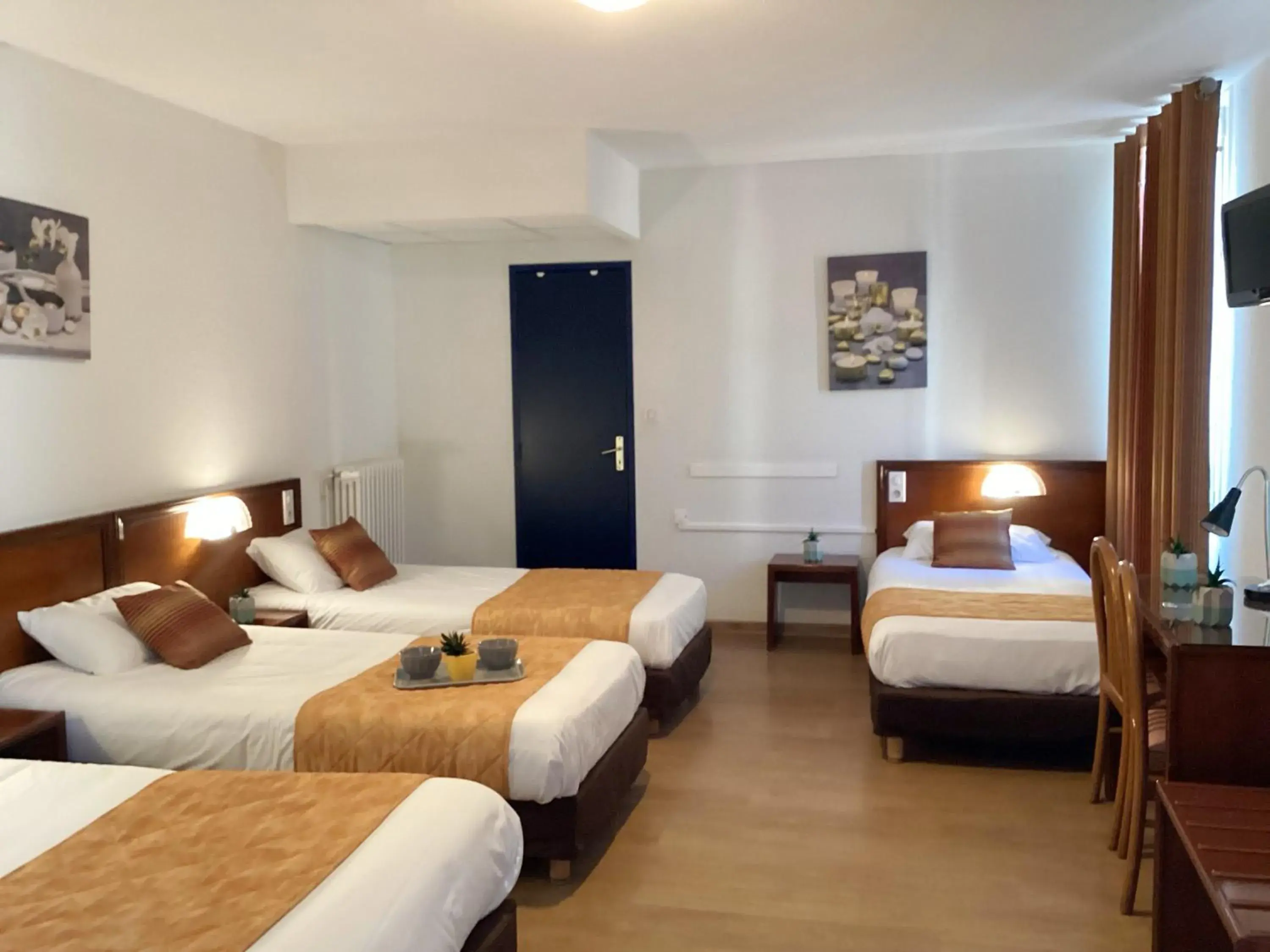 Photo of the whole room, Bed in Hôtel Angelic Photo of the whole room, Bed in Hôtel Angelic