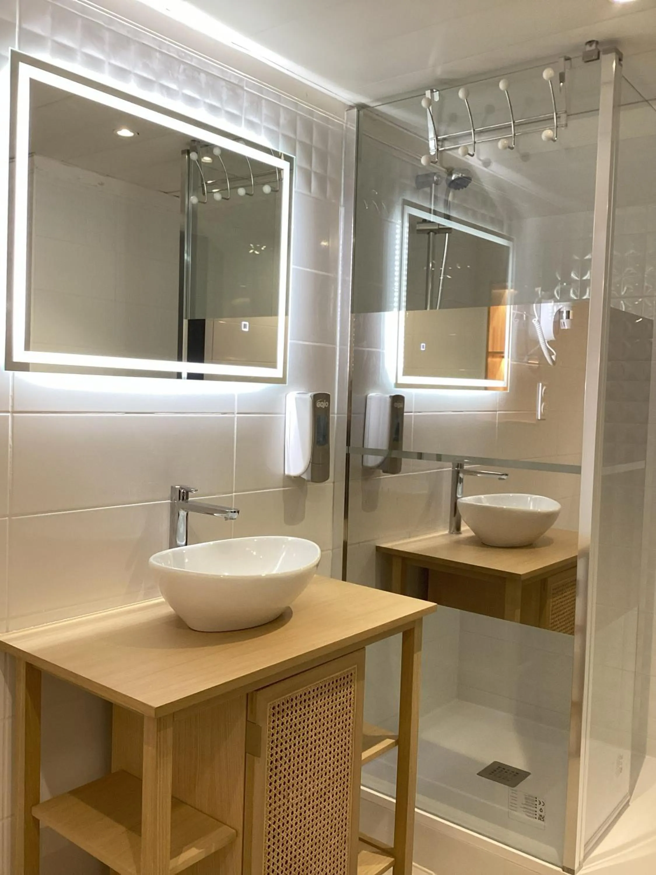 Shower in Hôtel Angelic