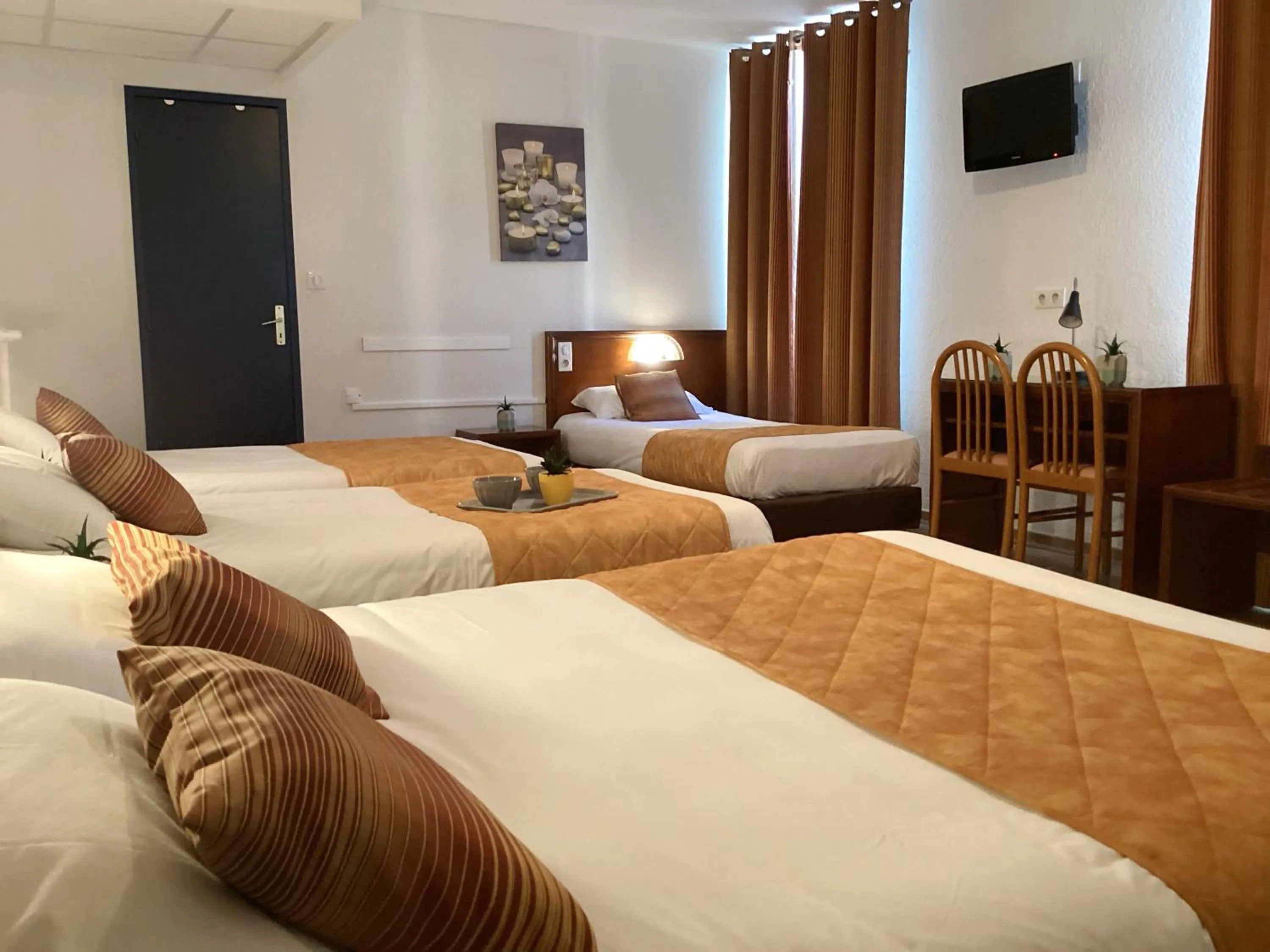 Photo of the whole room, Bed in Hôtel Angelic