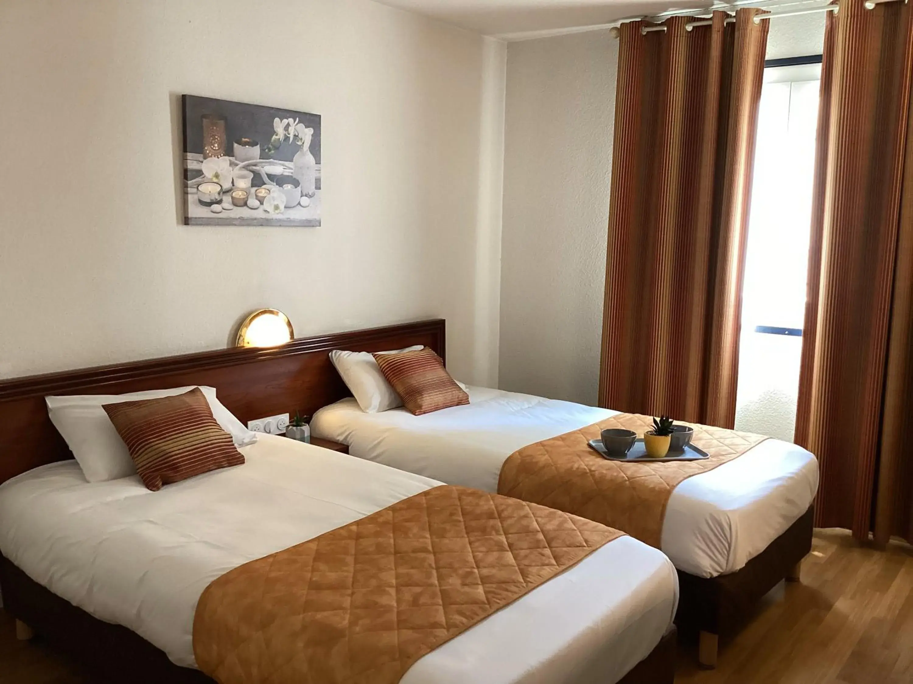 Photo of the whole room, Bed in Hôtel Angelic Photo of the whole room, Bed in Hôtel Angelic