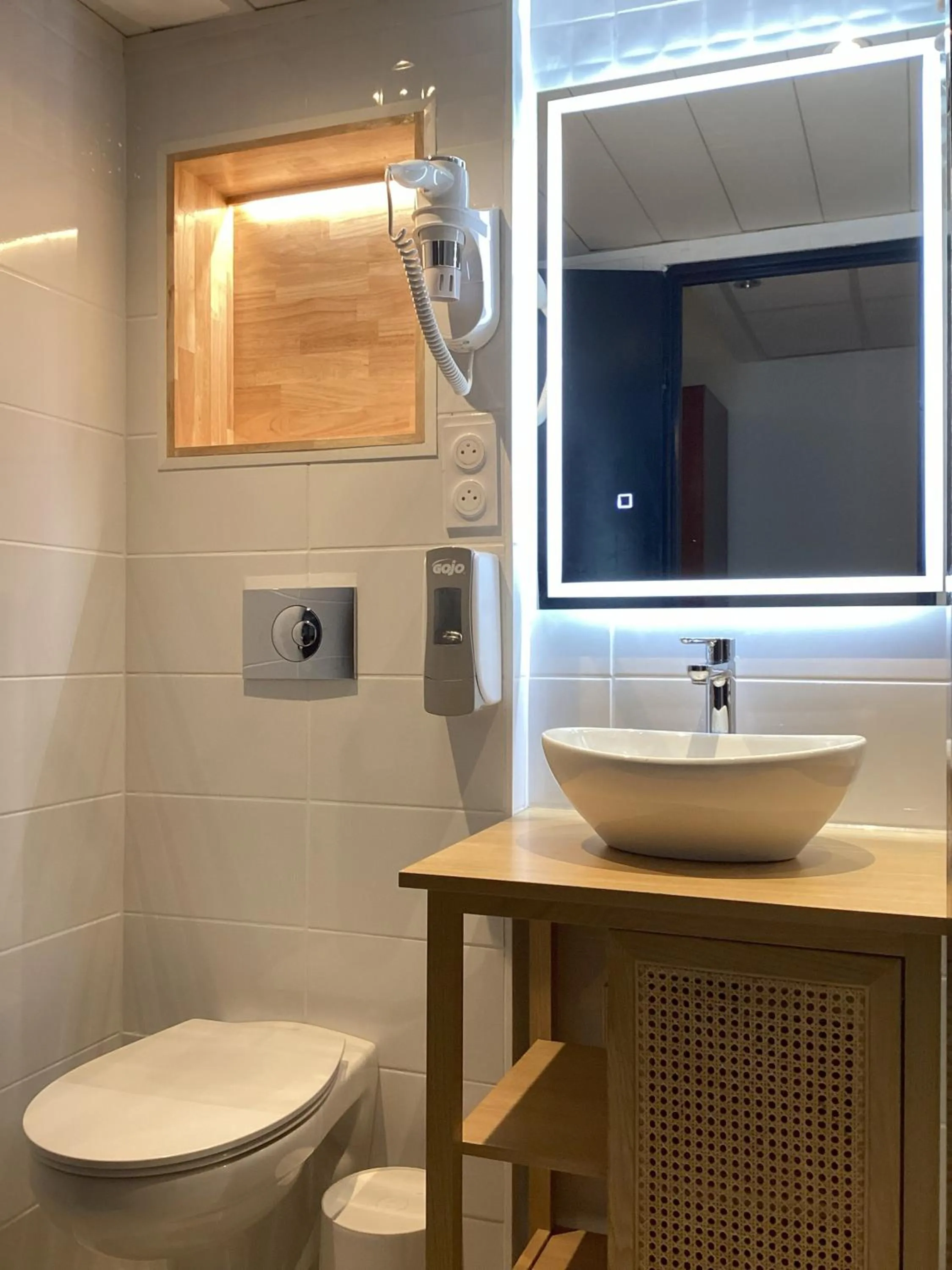 Shower in Hôtel Angelic