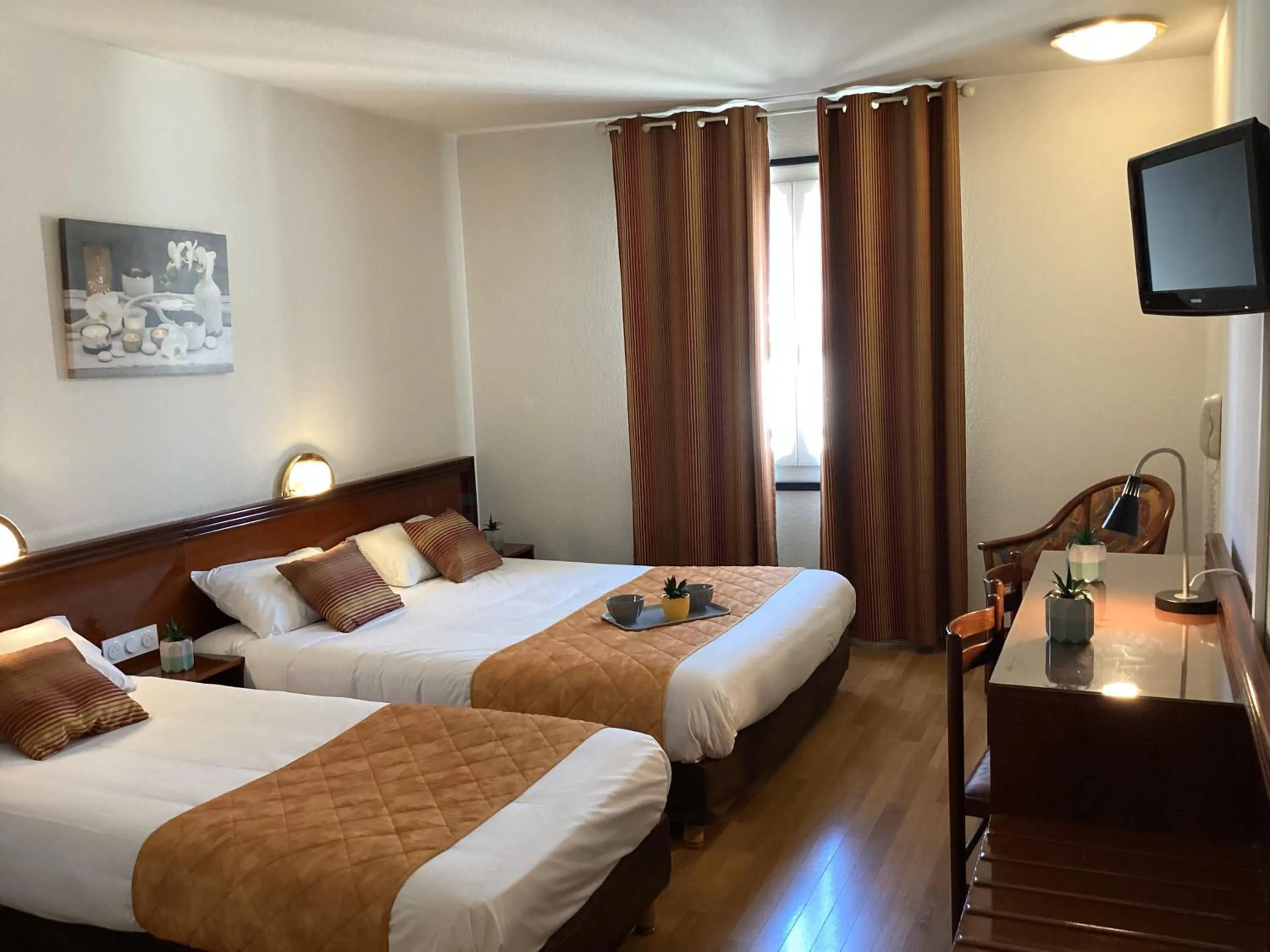 Photo of the whole room, Bed in Hôtel Angelic