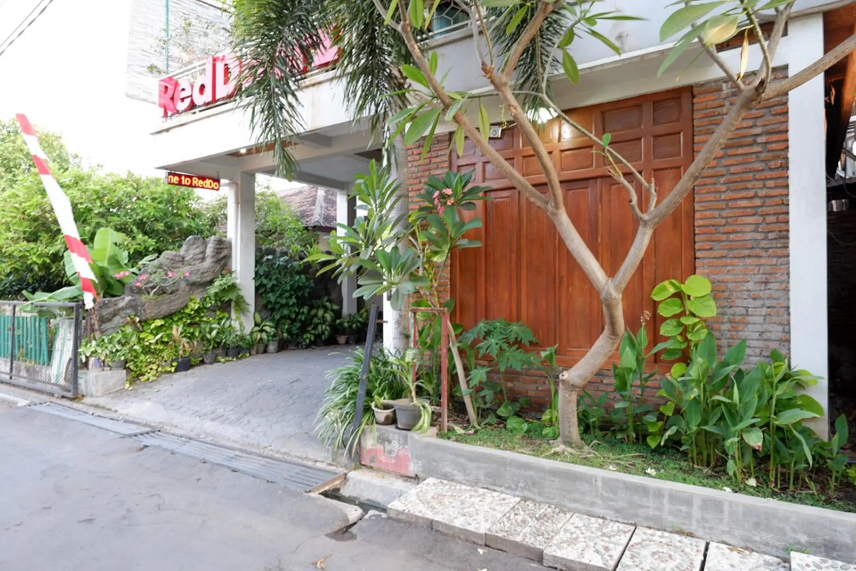 Facade/entrance in RedDoorz Syariah near Menara Kudus Facade/entrance in RedDoorz Syariah near Menara Kudus