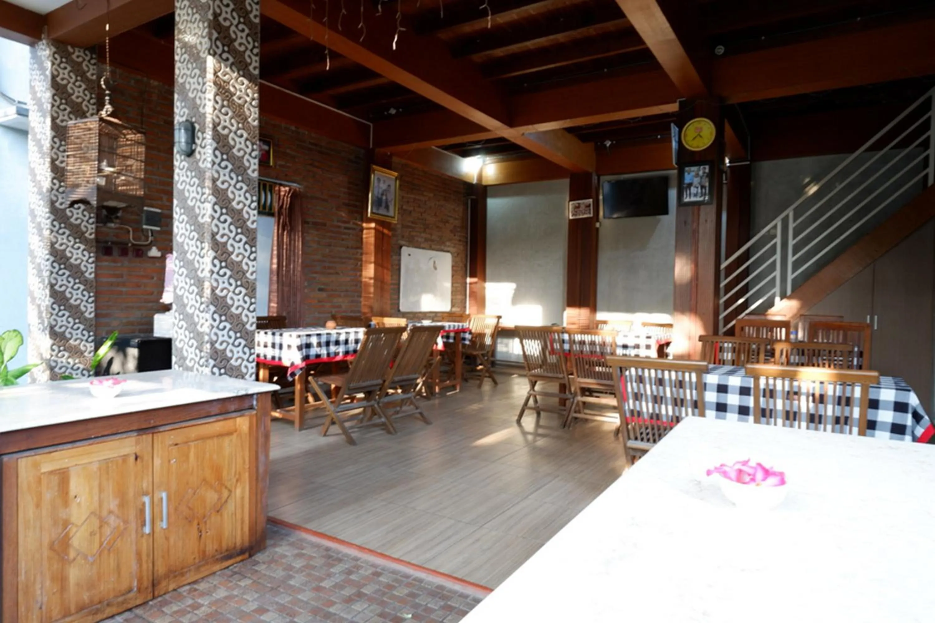 Restaurant/places to eat in RedDoorz Syariah near Menara Kudus