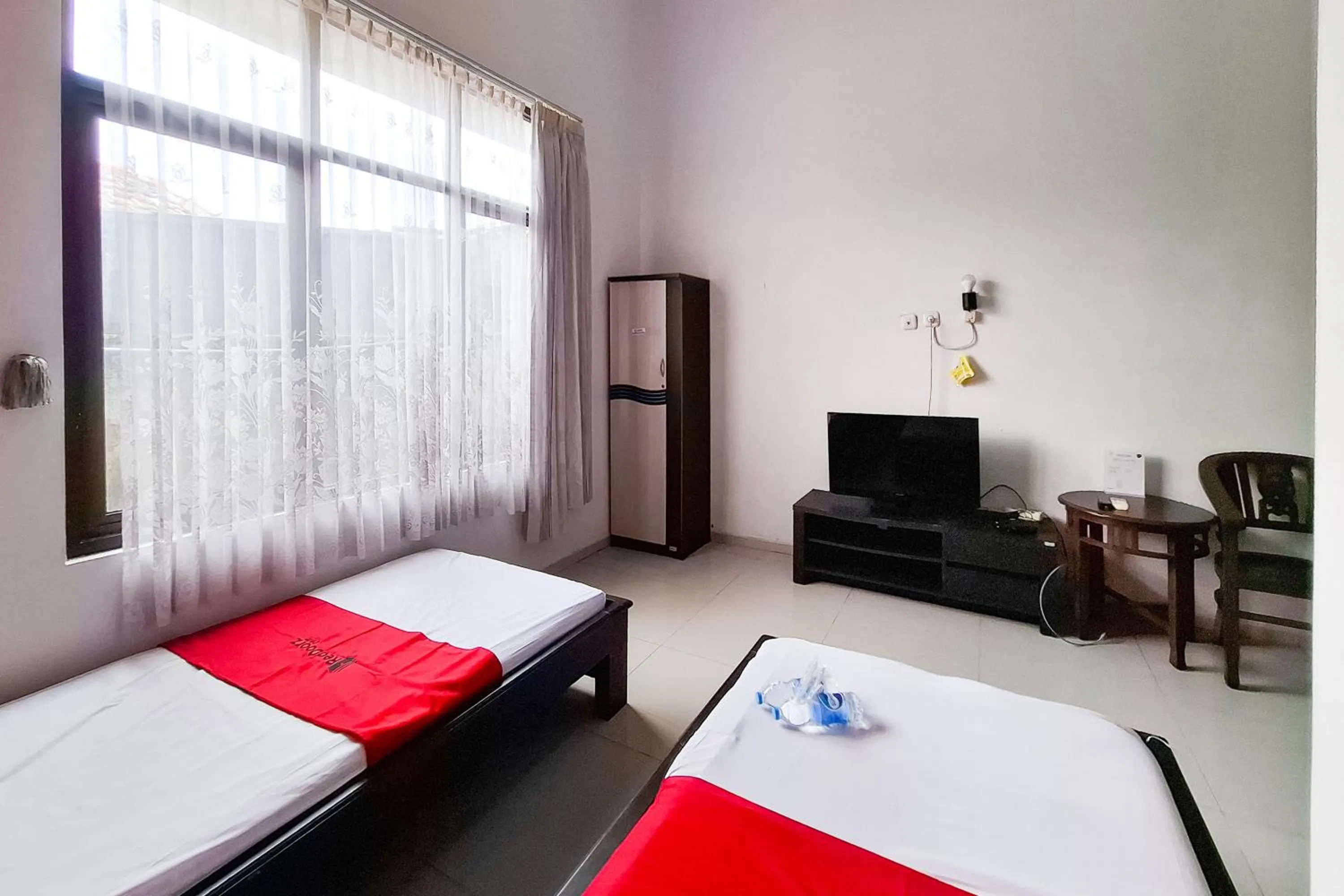 Bedroom, Bed in RedDoorz Syariah at Harmoni near Alun Alun Kudus