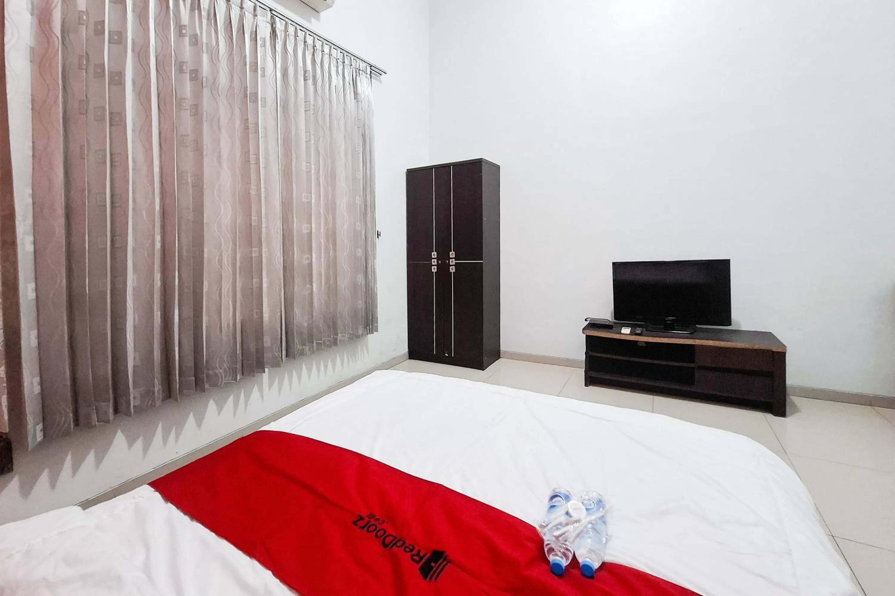 Bedroom, Bed in RedDoorz Syariah at Harmoni near Alun Alun Kudus