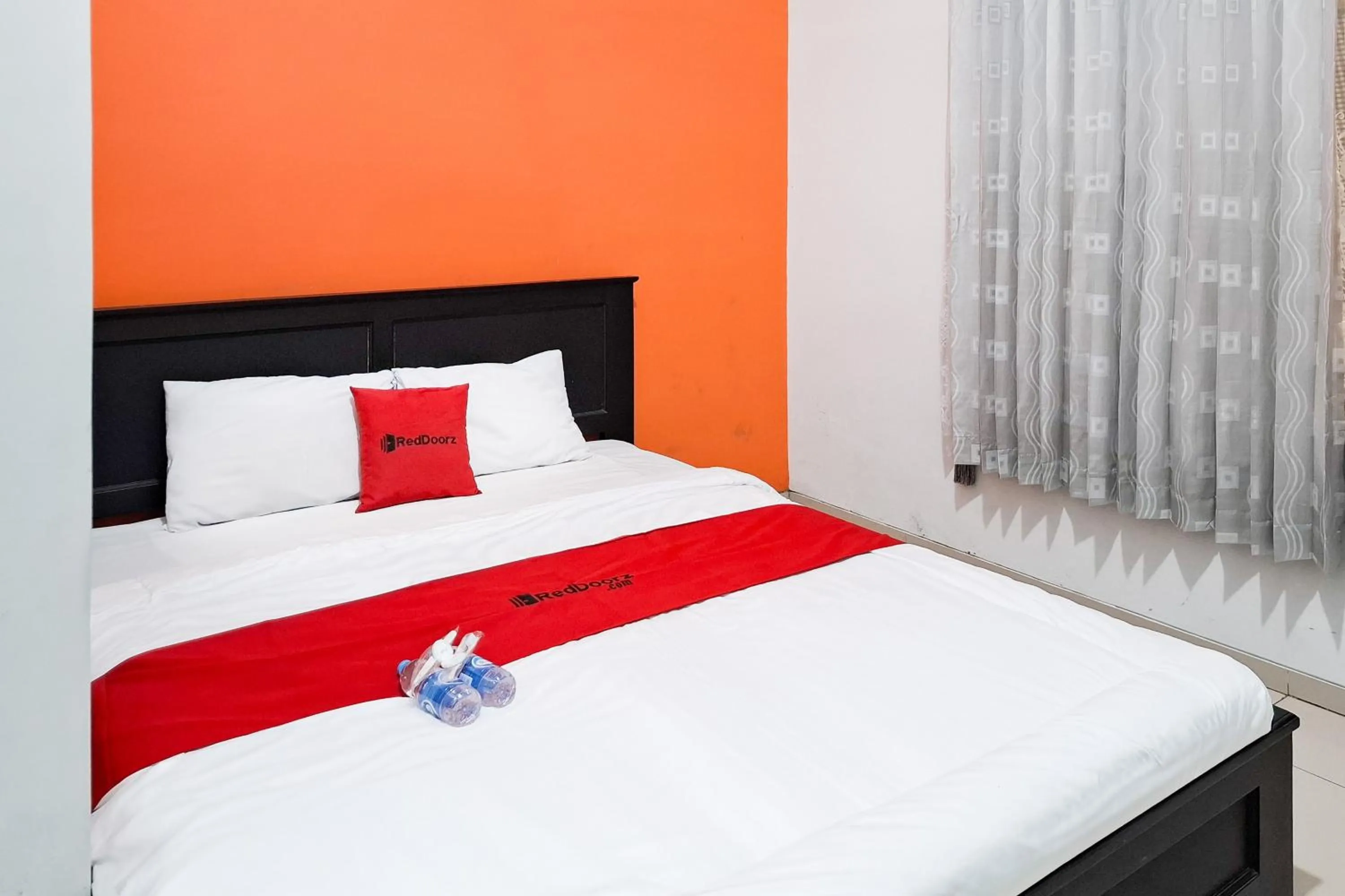 Bedroom, Bed in RedDoorz Syariah at Harmoni near Alun Alun Kudus