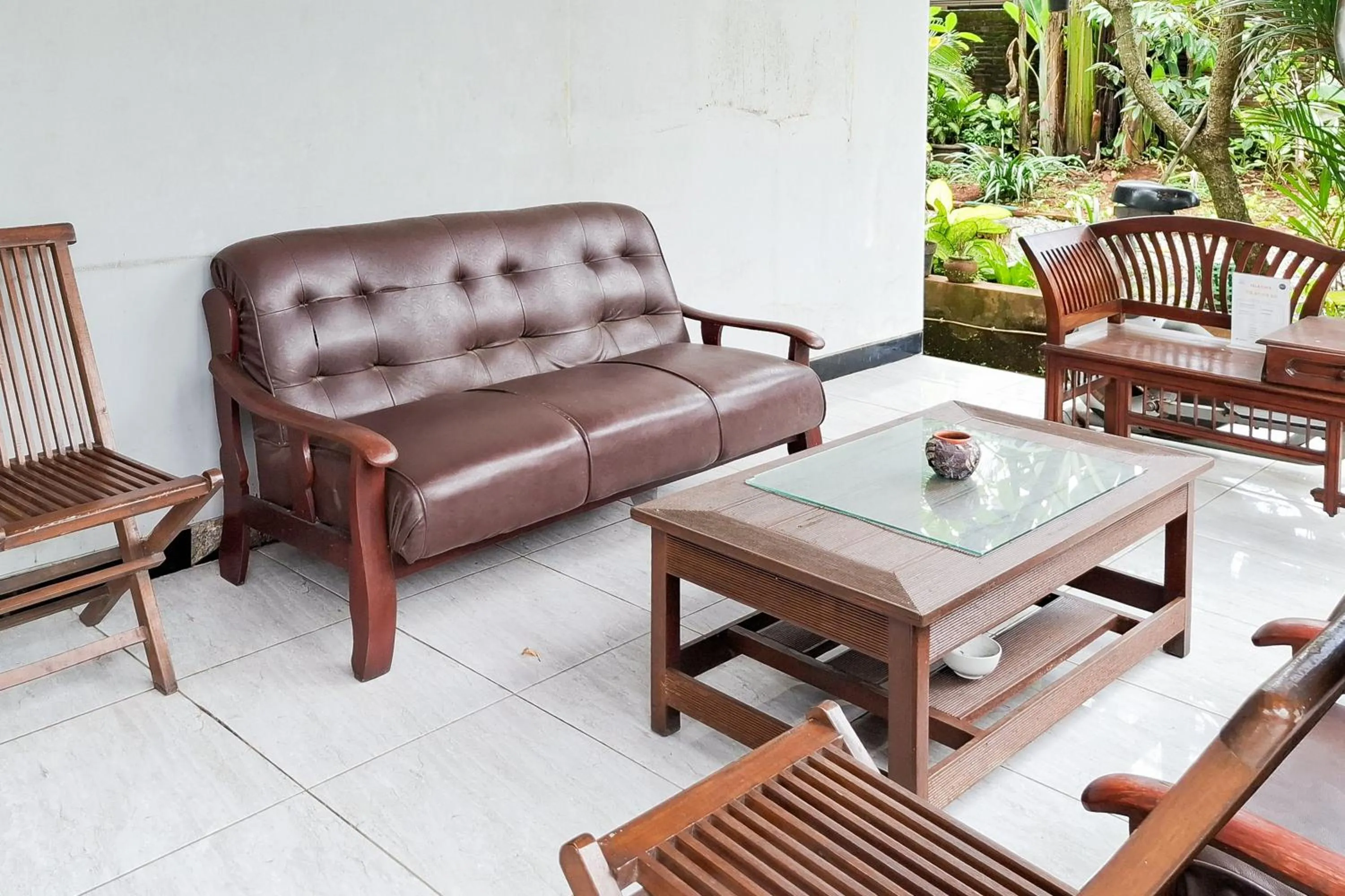 Seating area in RedDoorz Syariah at Harmoni near Alun Alun Kudus