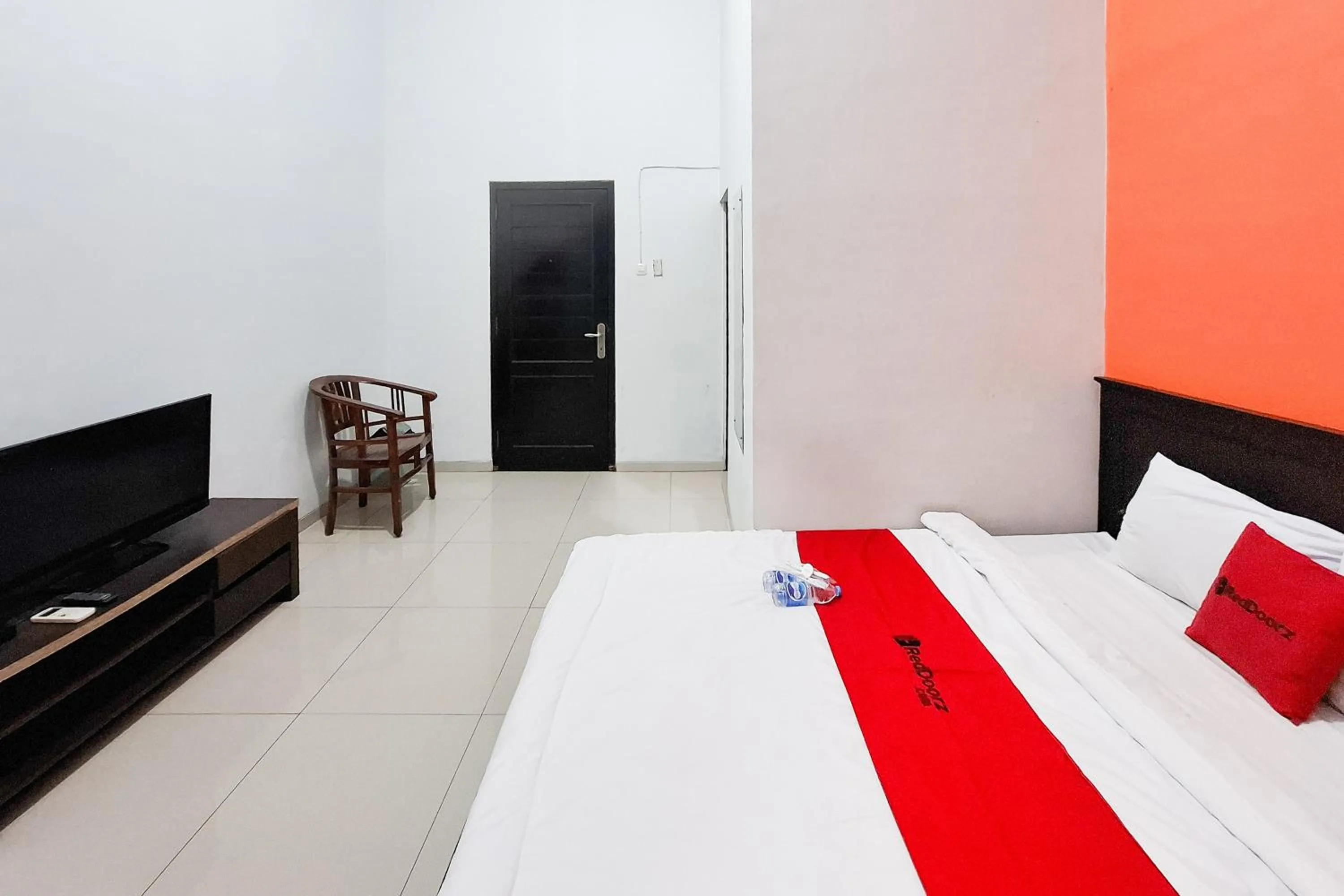 Bedroom, Bed in RedDoorz Syariah at Harmoni near Alun Alun Kudus