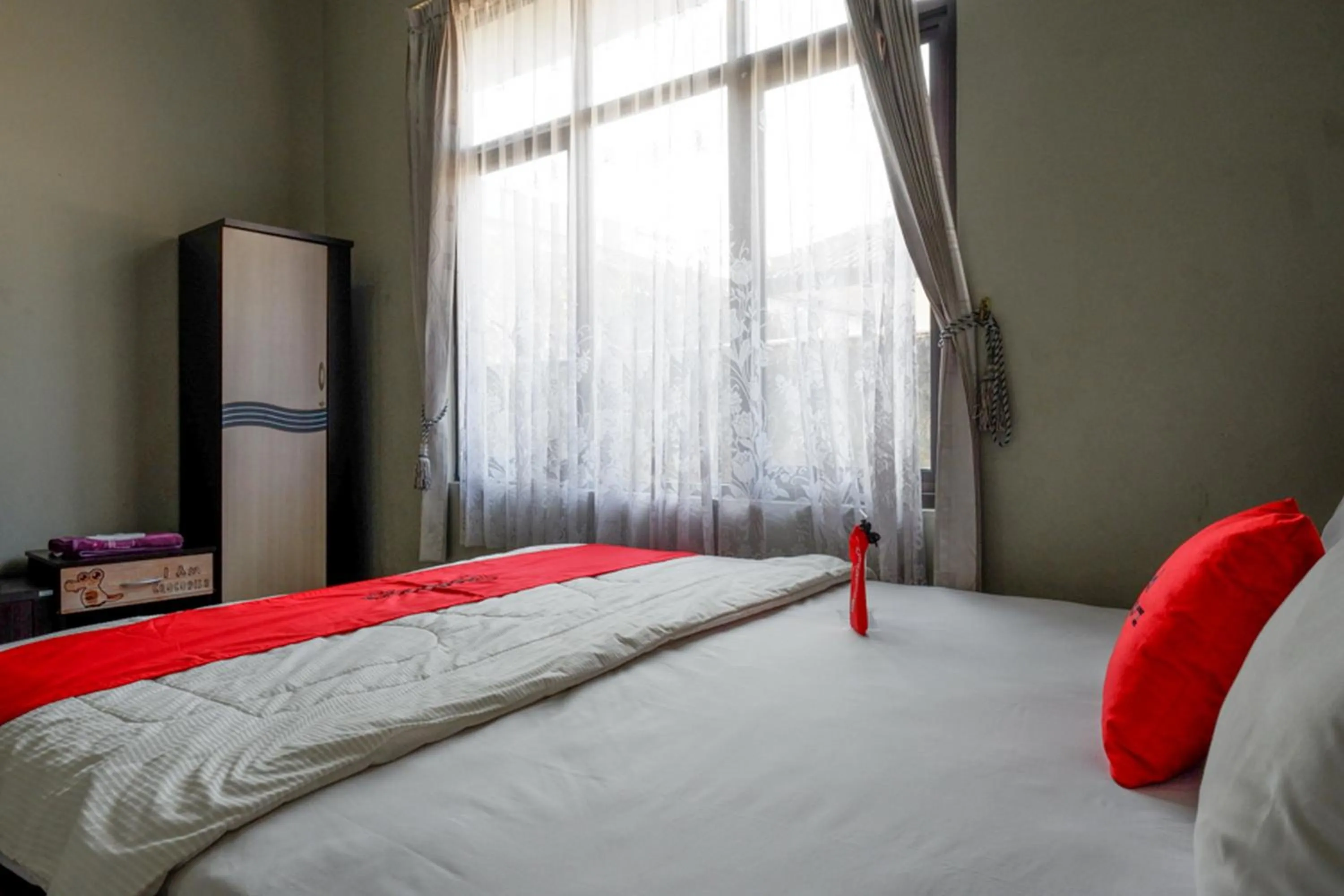 Bedroom in RedDoorz Syariah near Menara Kudus