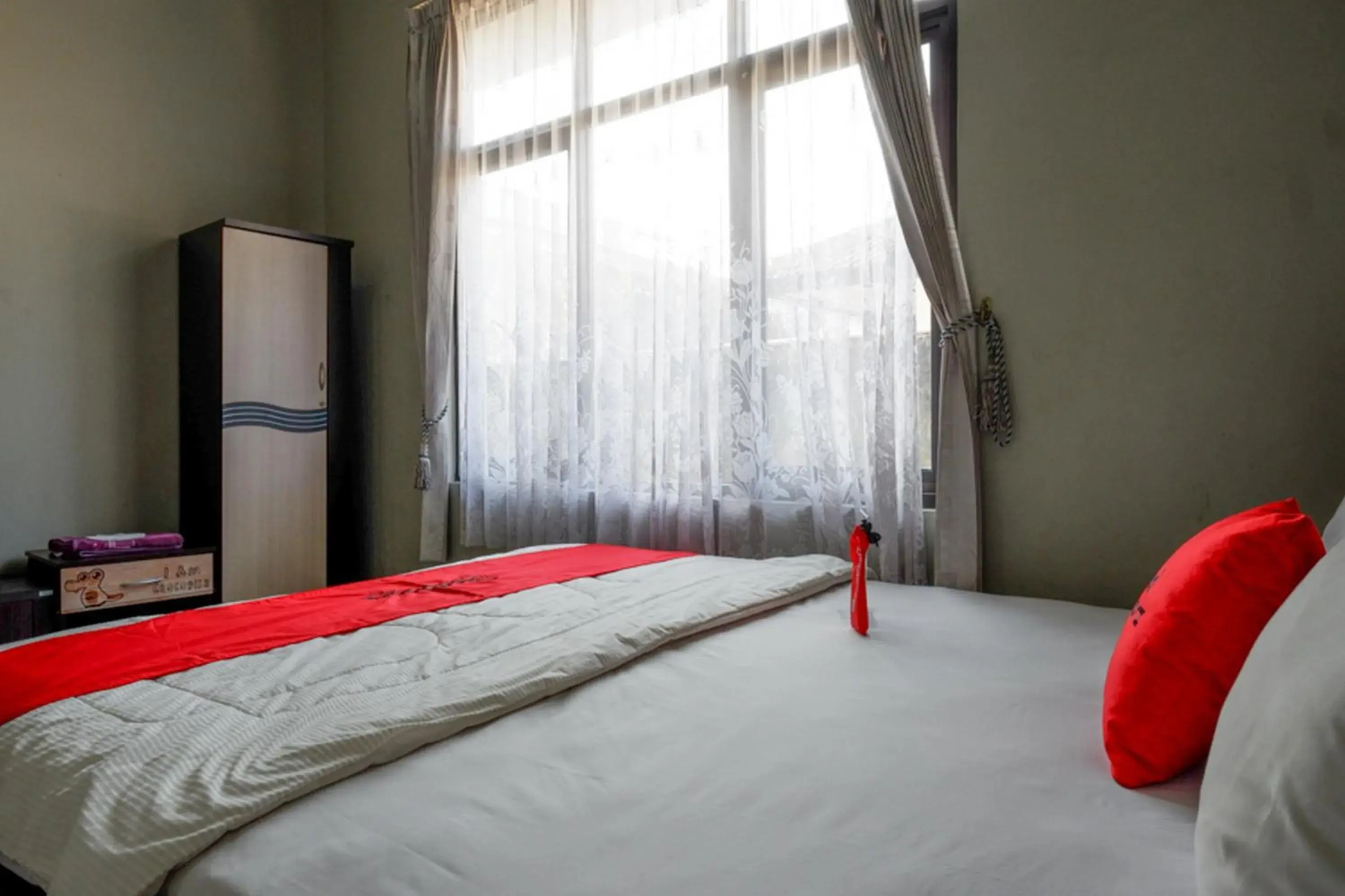 Bedroom in RedDoorz Syariah near Menara Kudus Bedroom in RedDoorz Syariah near Menara Kudus