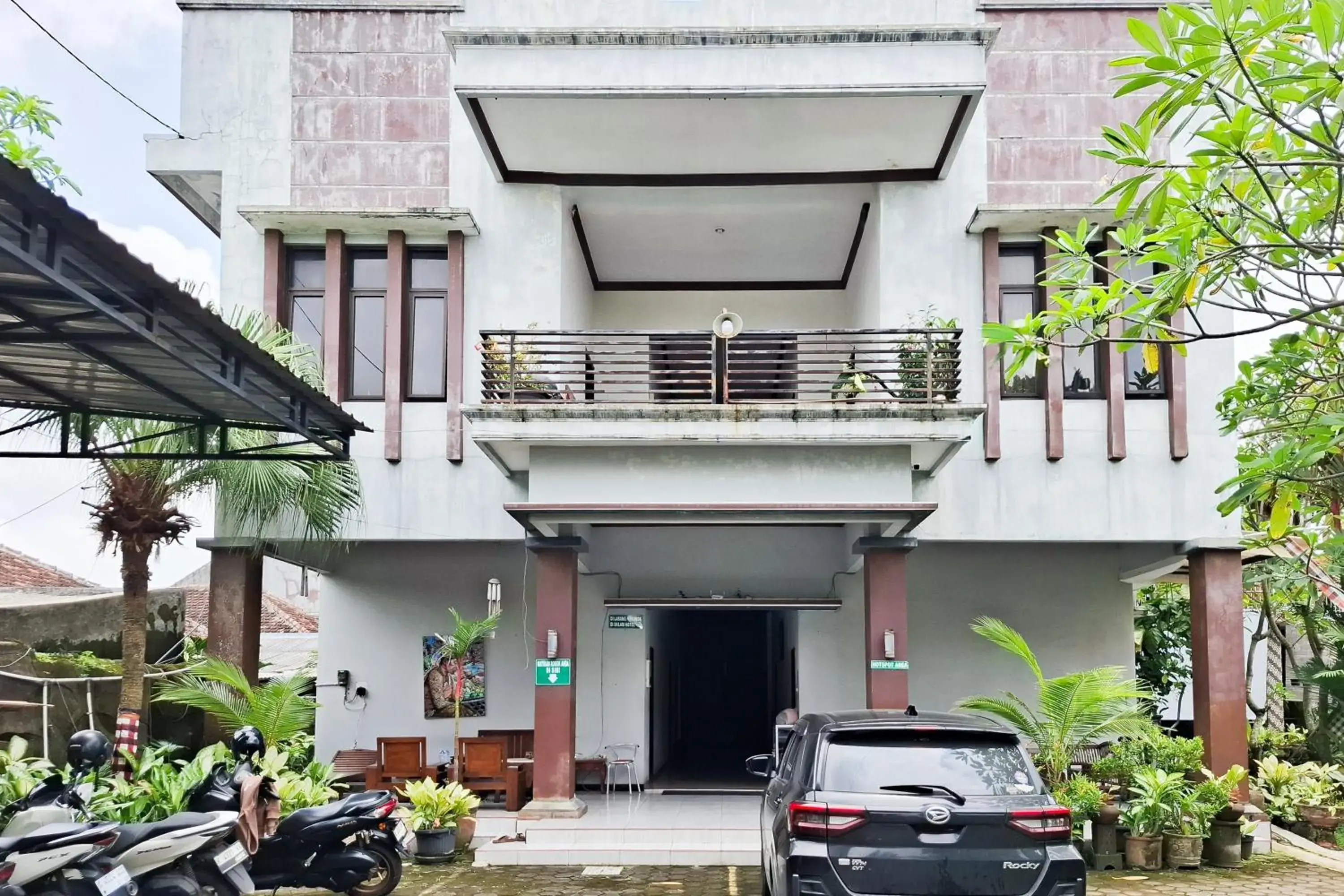 Facade/entrance in RedDoorz Syariah at Harmoni near Alun Alun Kudus Facade/entrance in RedDoorz Syariah at Harmoni near Alun Alun Kudus