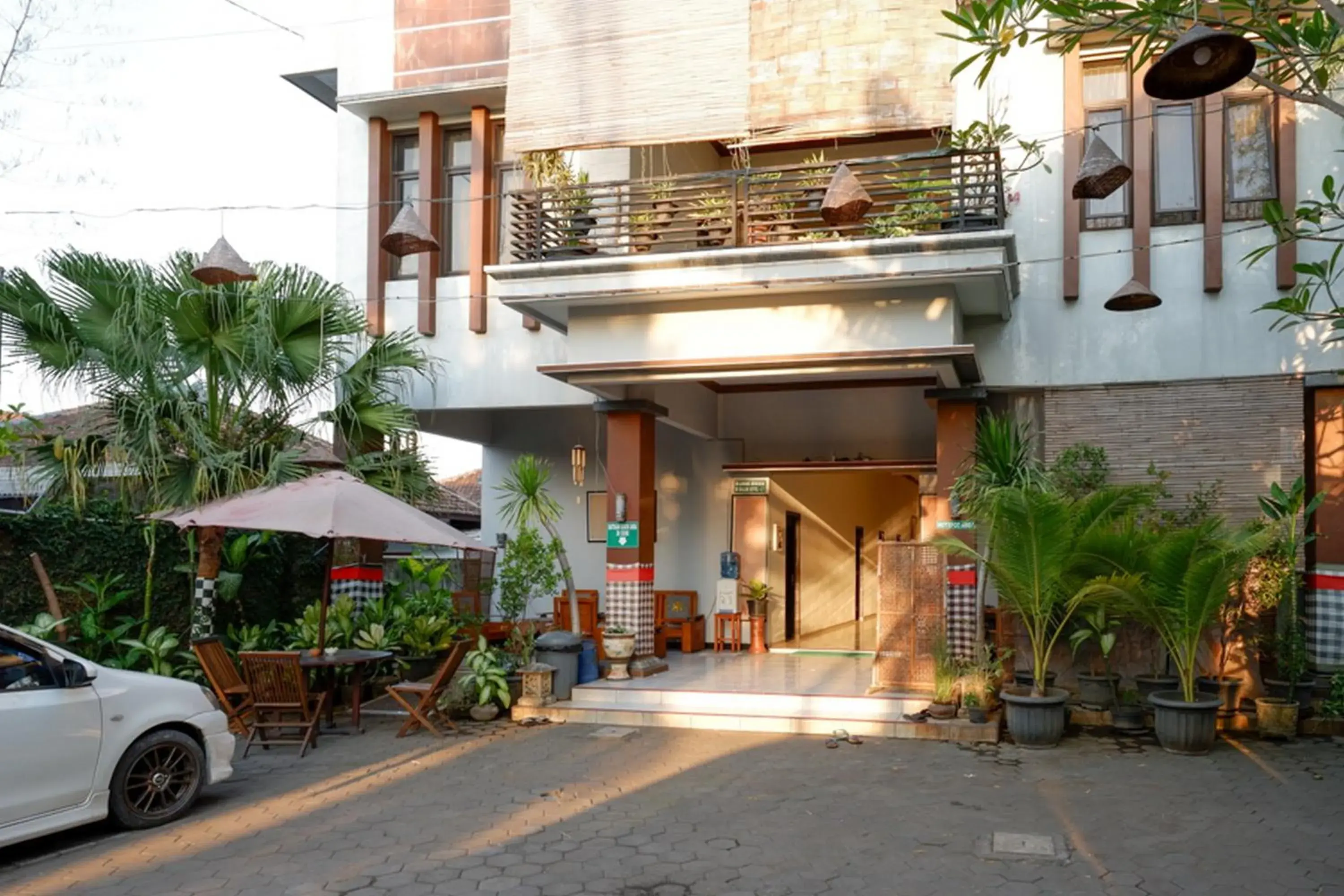 Facade/entrance in RedDoorz Syariah near Menara Kudus Facade/entrance in RedDoorz Syariah near Menara Kudus