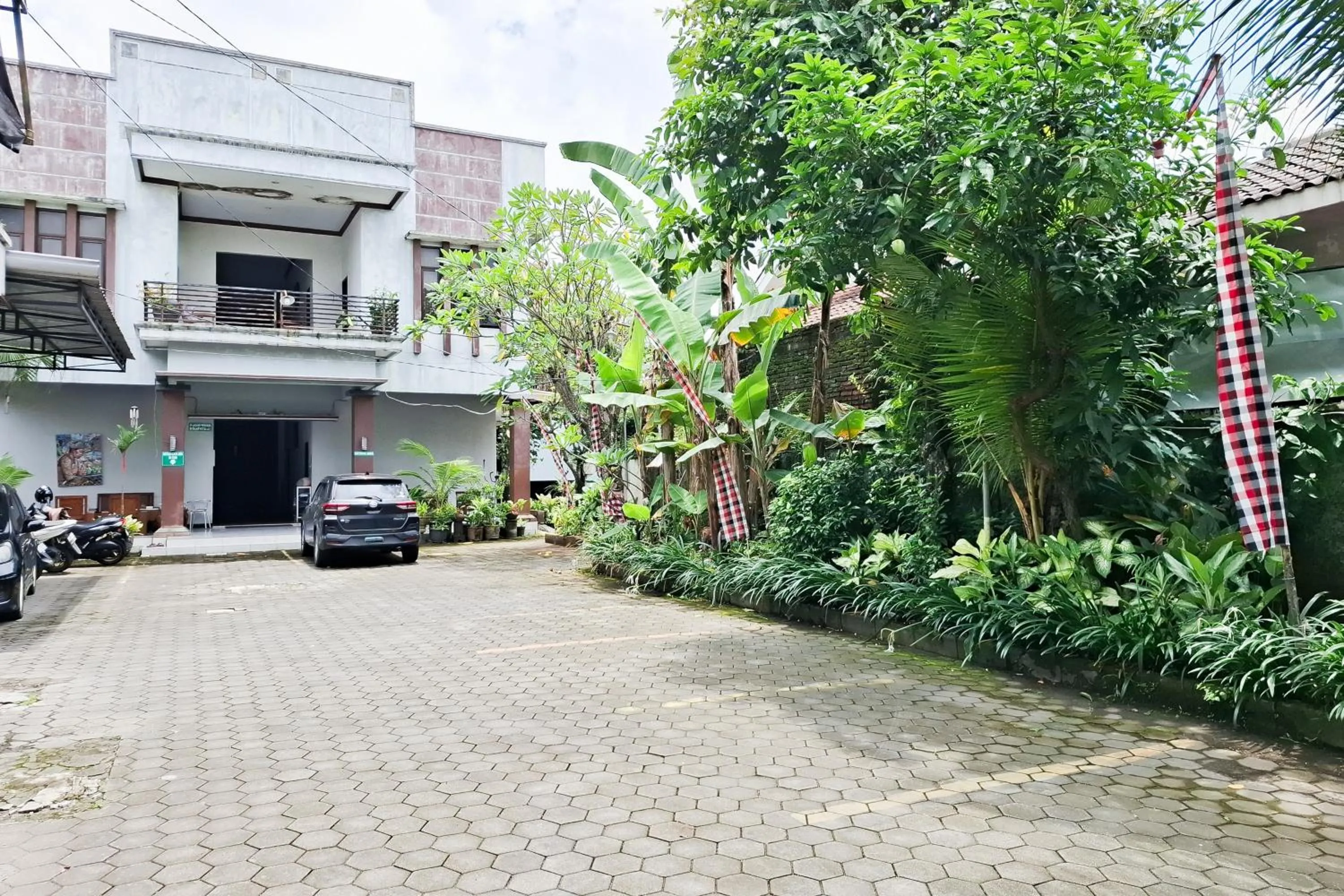 Facade/entrance in RedDoorz Syariah at Harmoni near Alun Alun Kudus