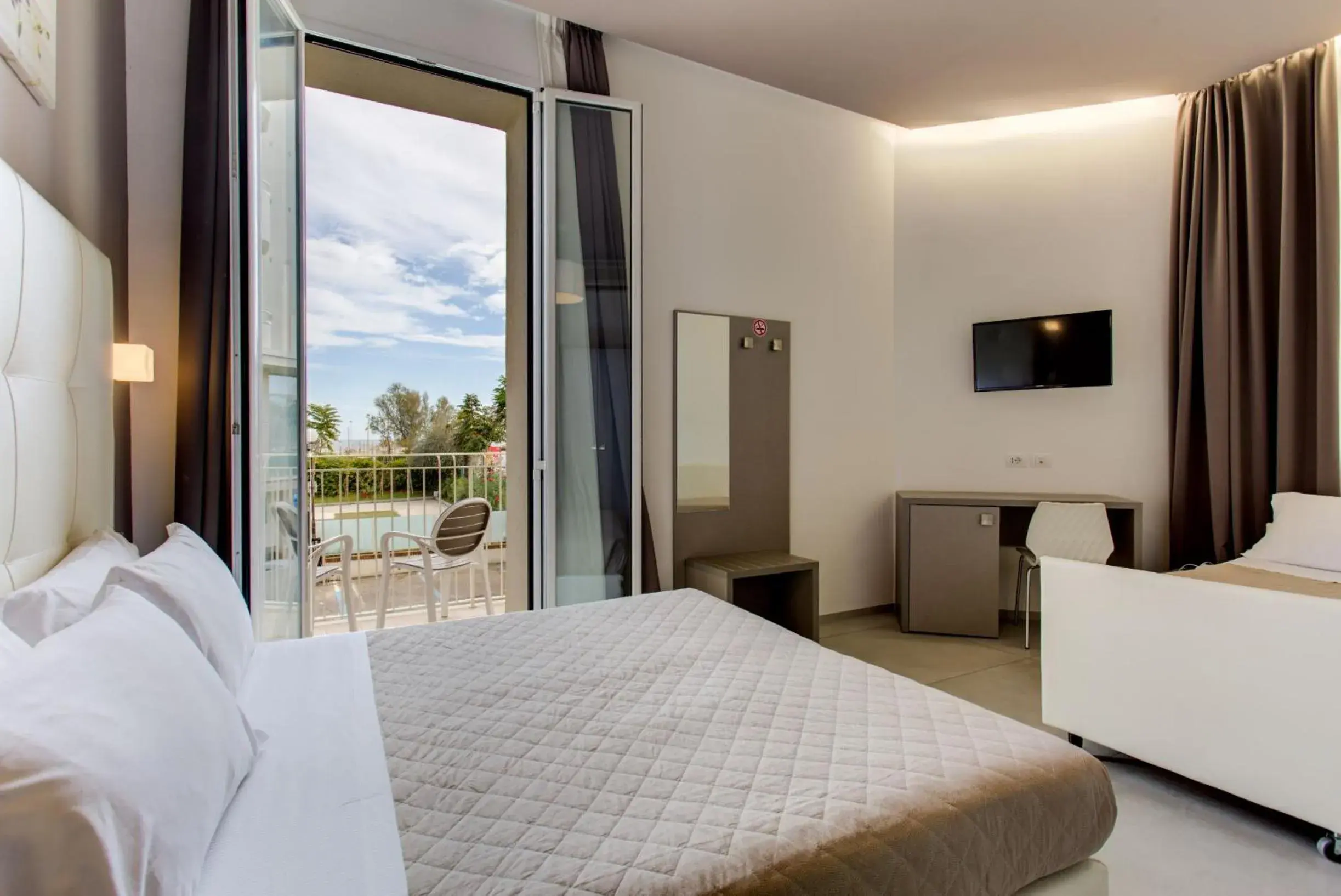 Balcony/Terrace, Bed in Hotel Villa Augustea