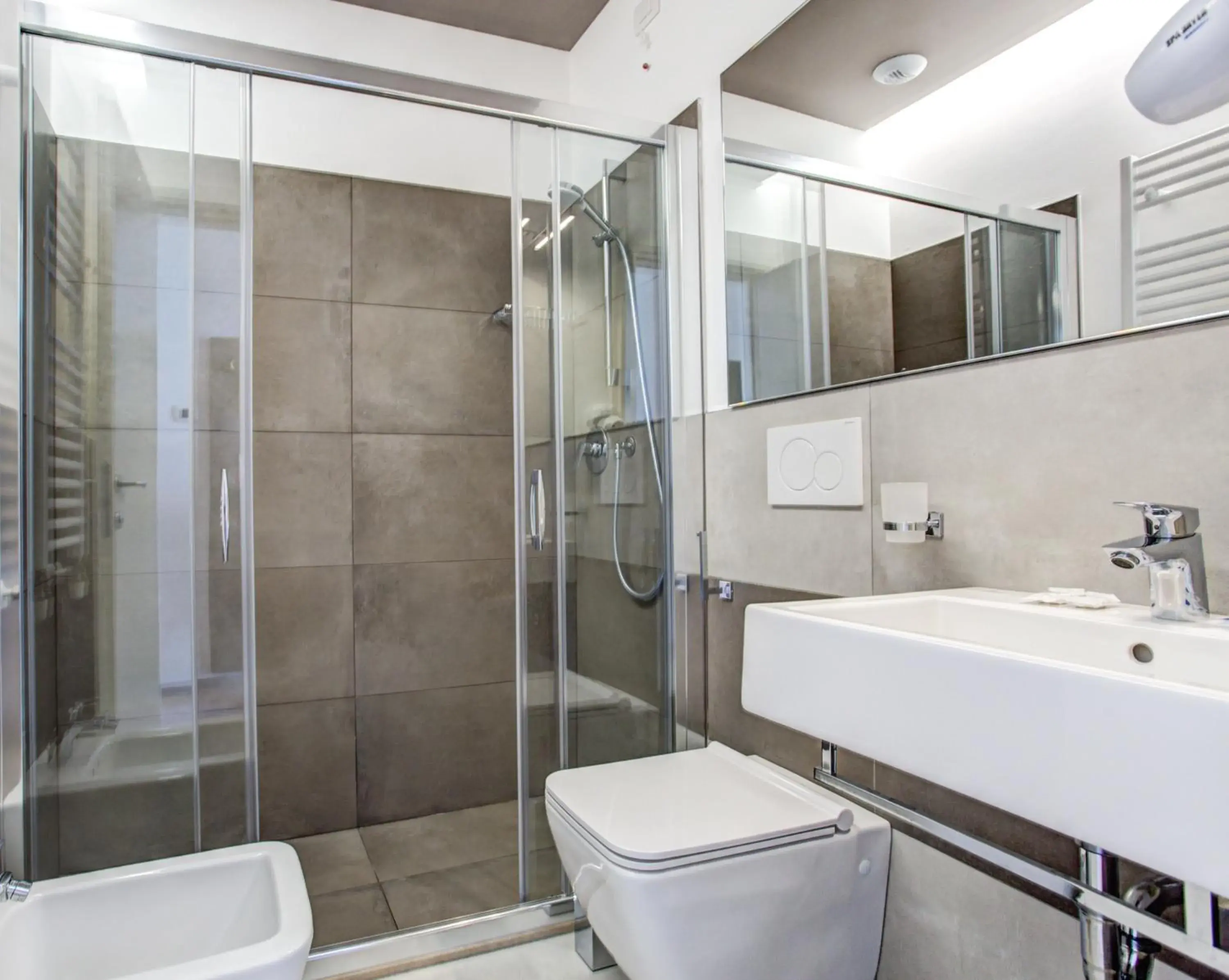 Shower, Bathroom in Hotel Villa Augustea