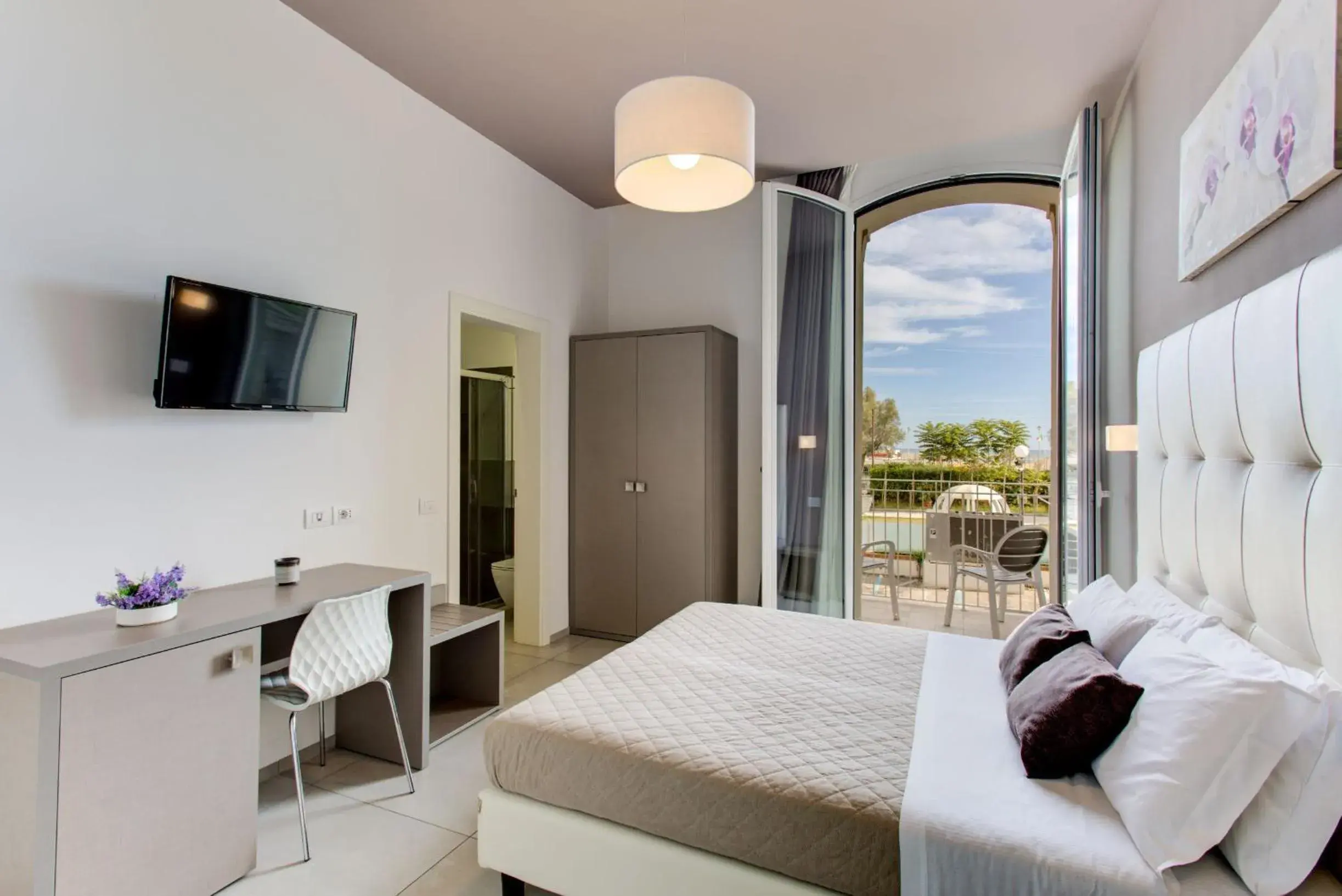 Balcony/Terrace, Bed in Hotel Villa Augustea