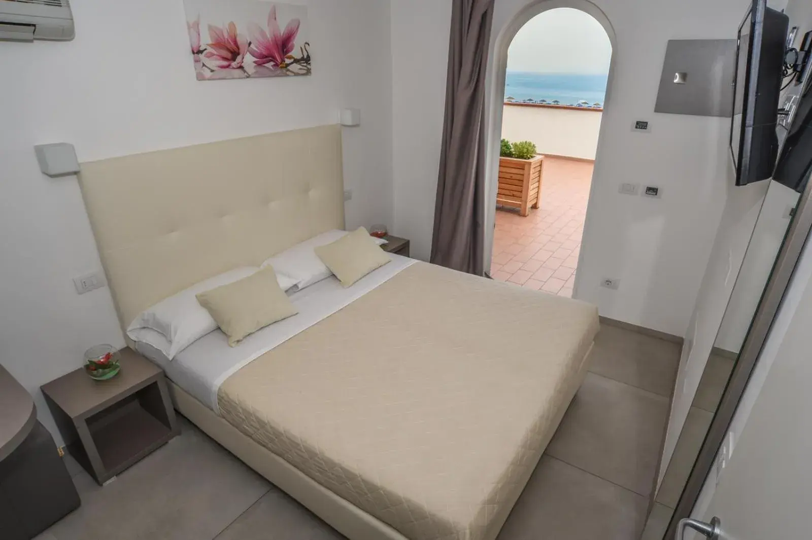 Balcony/Terrace, Bed in Hotel Villa Augustea