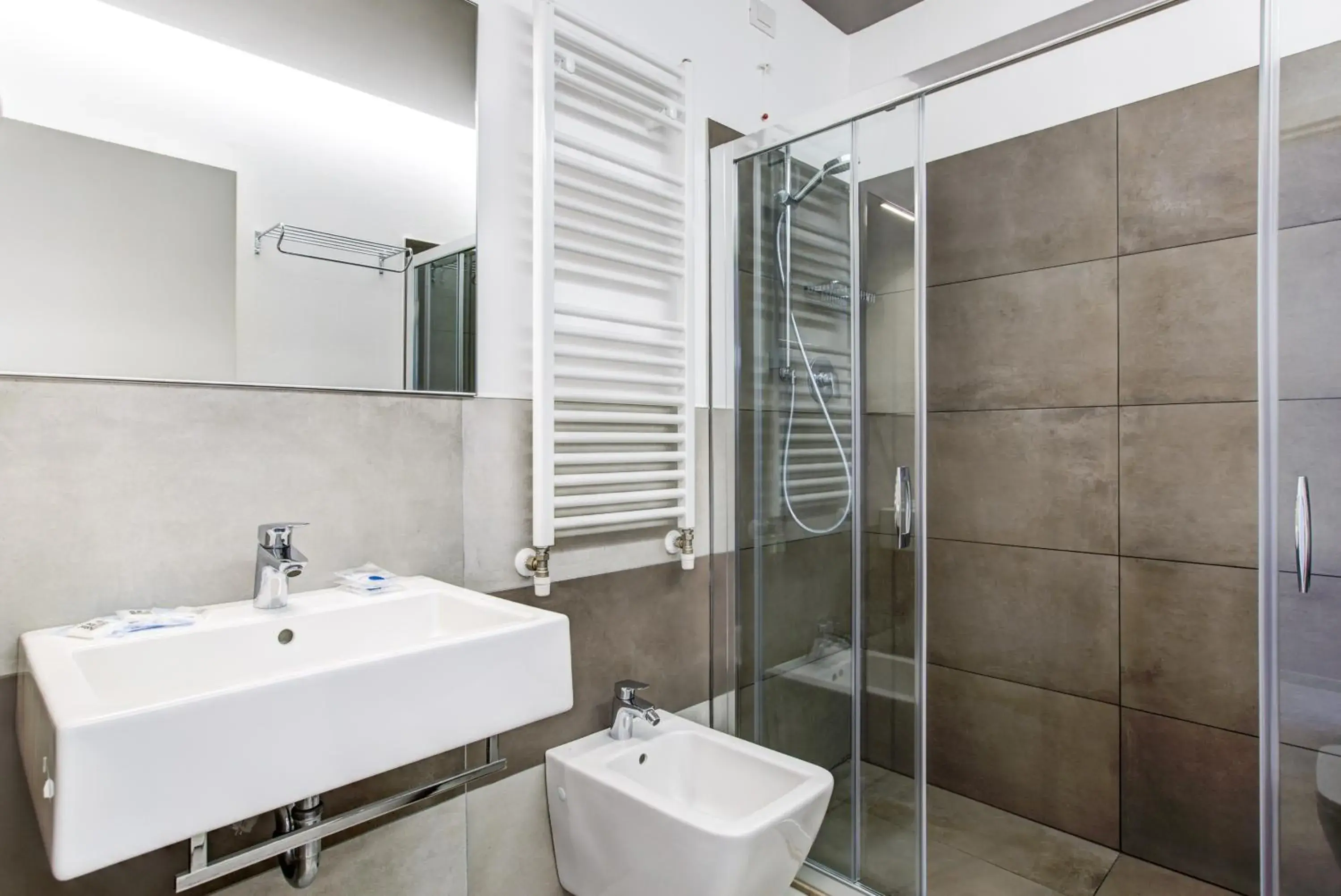 Shower, Bathroom in Hotel Villa Augustea