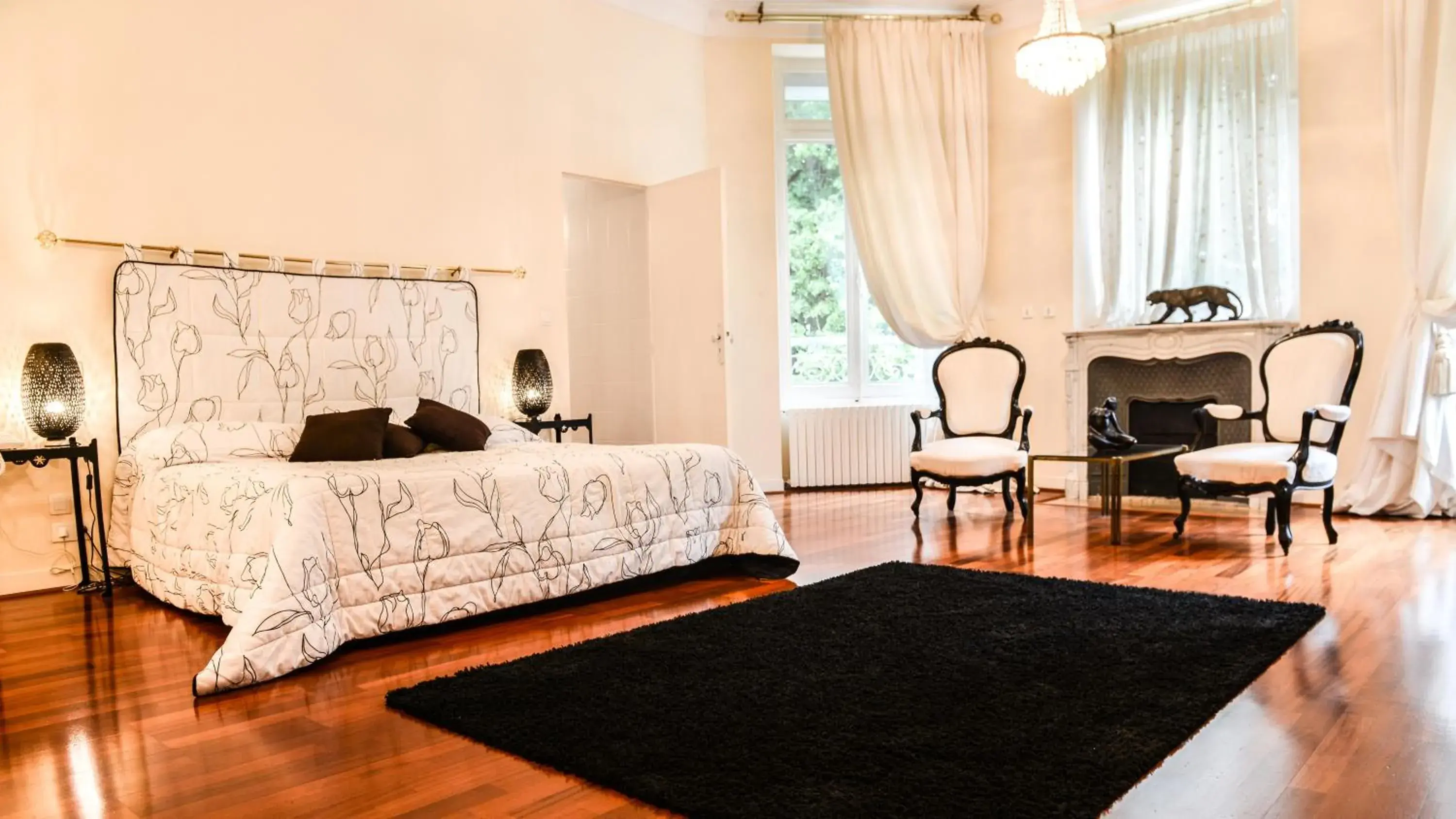 Photo of the whole room, Bed in Château de La Dame Blanche - Logis Photo of the whole room, Bed in Château de La Dame Blanche - Logis