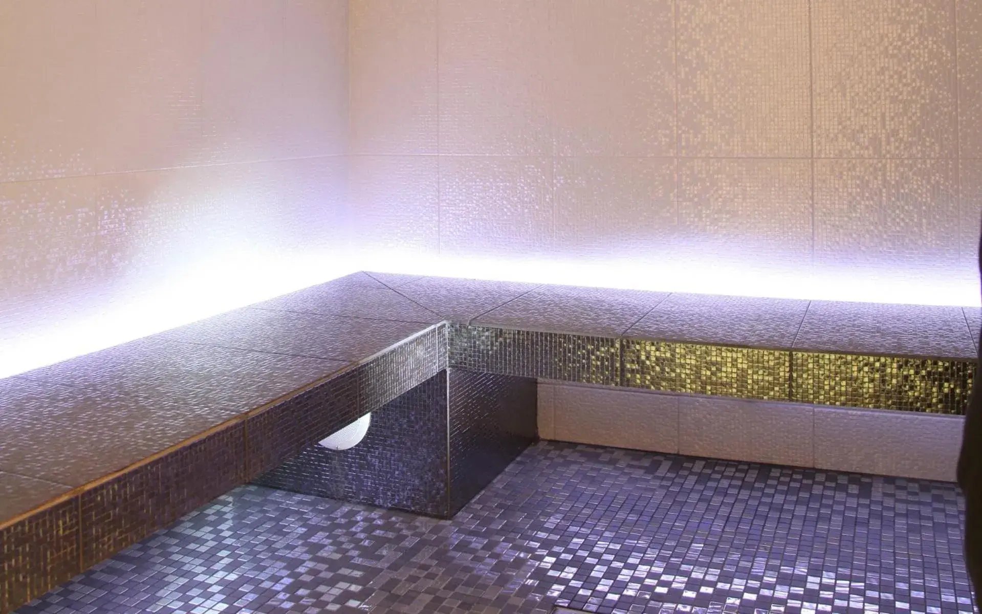 Spa and wellness centre/facilities in Château de La Dame Blanche - Logis Spa and wellness centre/facilities in Château de La Dame Blanche - Logis