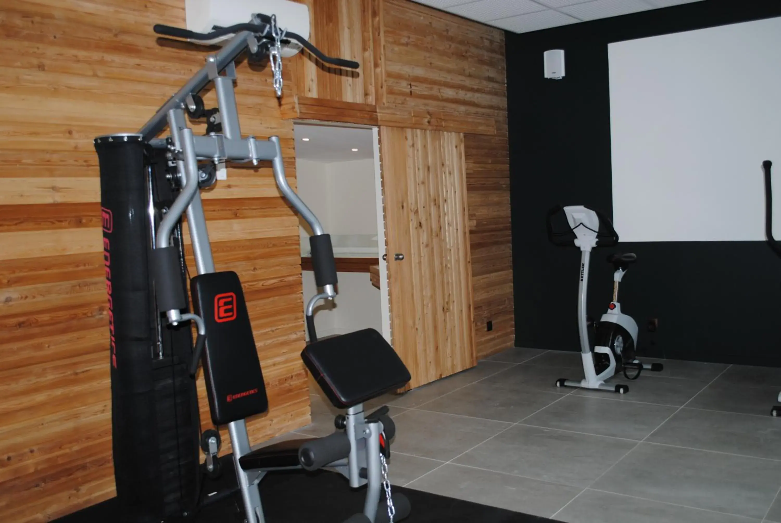 Fitness centre/facilities in Château de La Dame Blanche - Logis Fitness centre/facilities in Château de La Dame Blanche - Logis