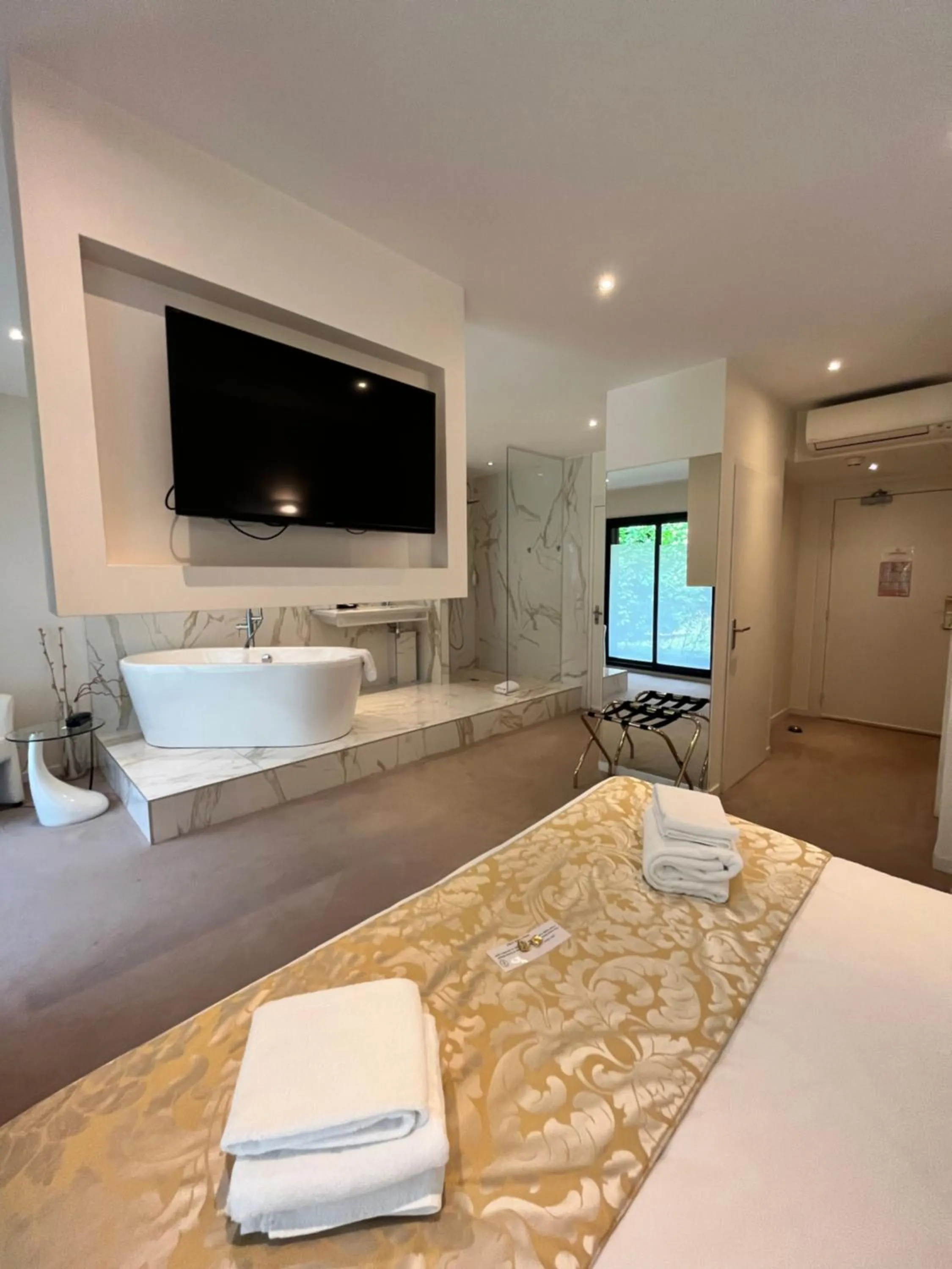 Photo of the whole room, Bed in Château de La Dame Blanche - Logis