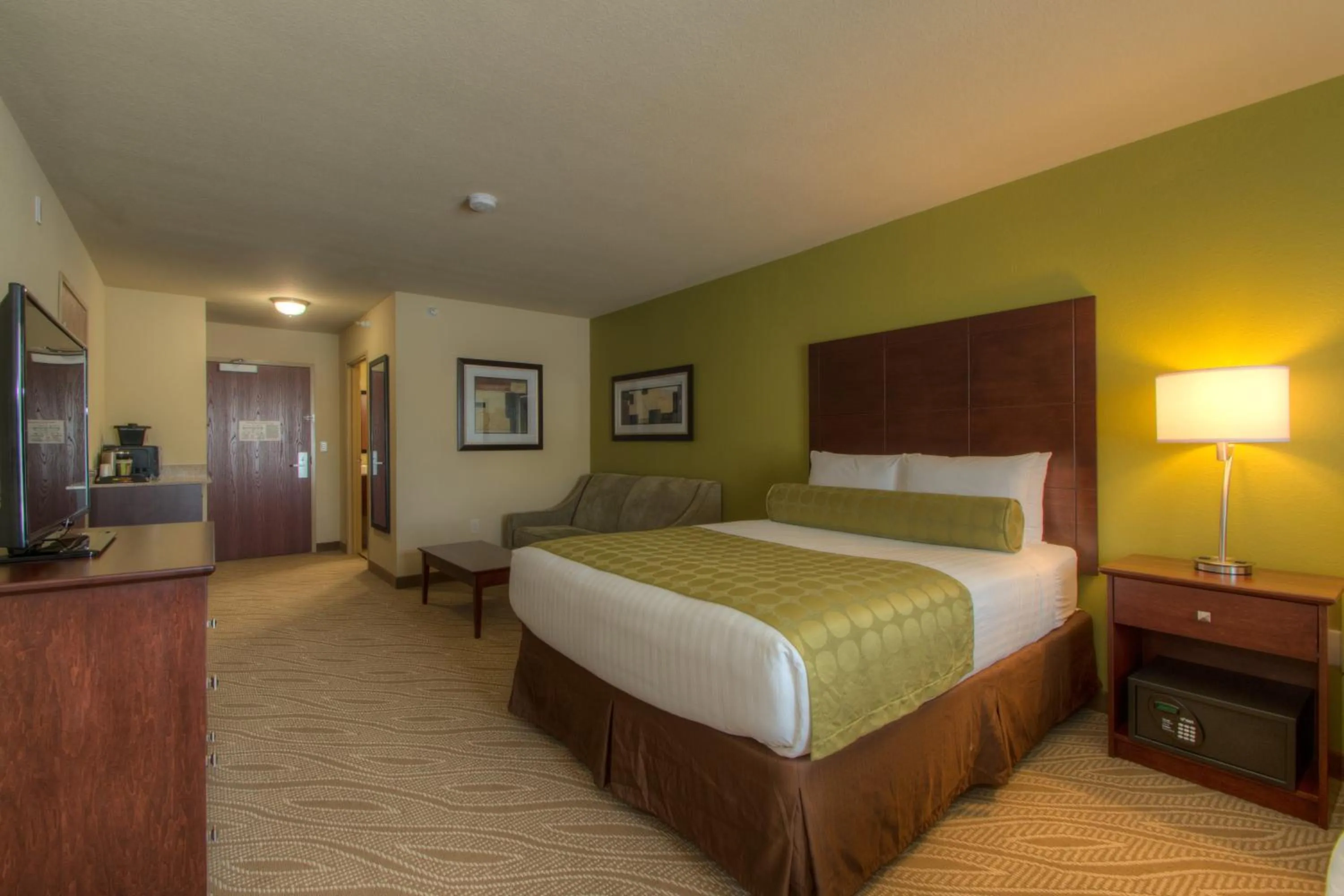 Bed in Cobblestone Inn & Suites - Holyoke