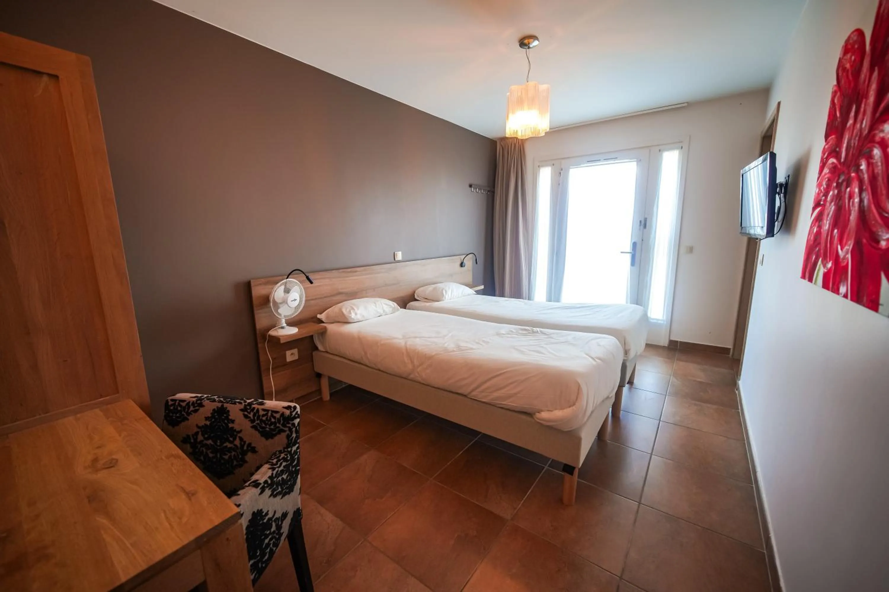 Photo of the whole room, Bed in Residence Les Chataigniers