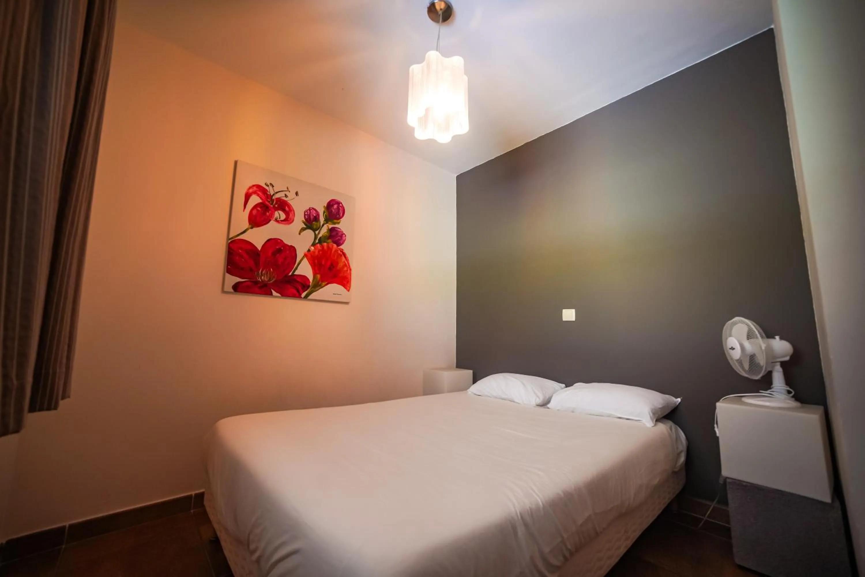 Photo of the whole room, Bed in Residence Les Chataigniers