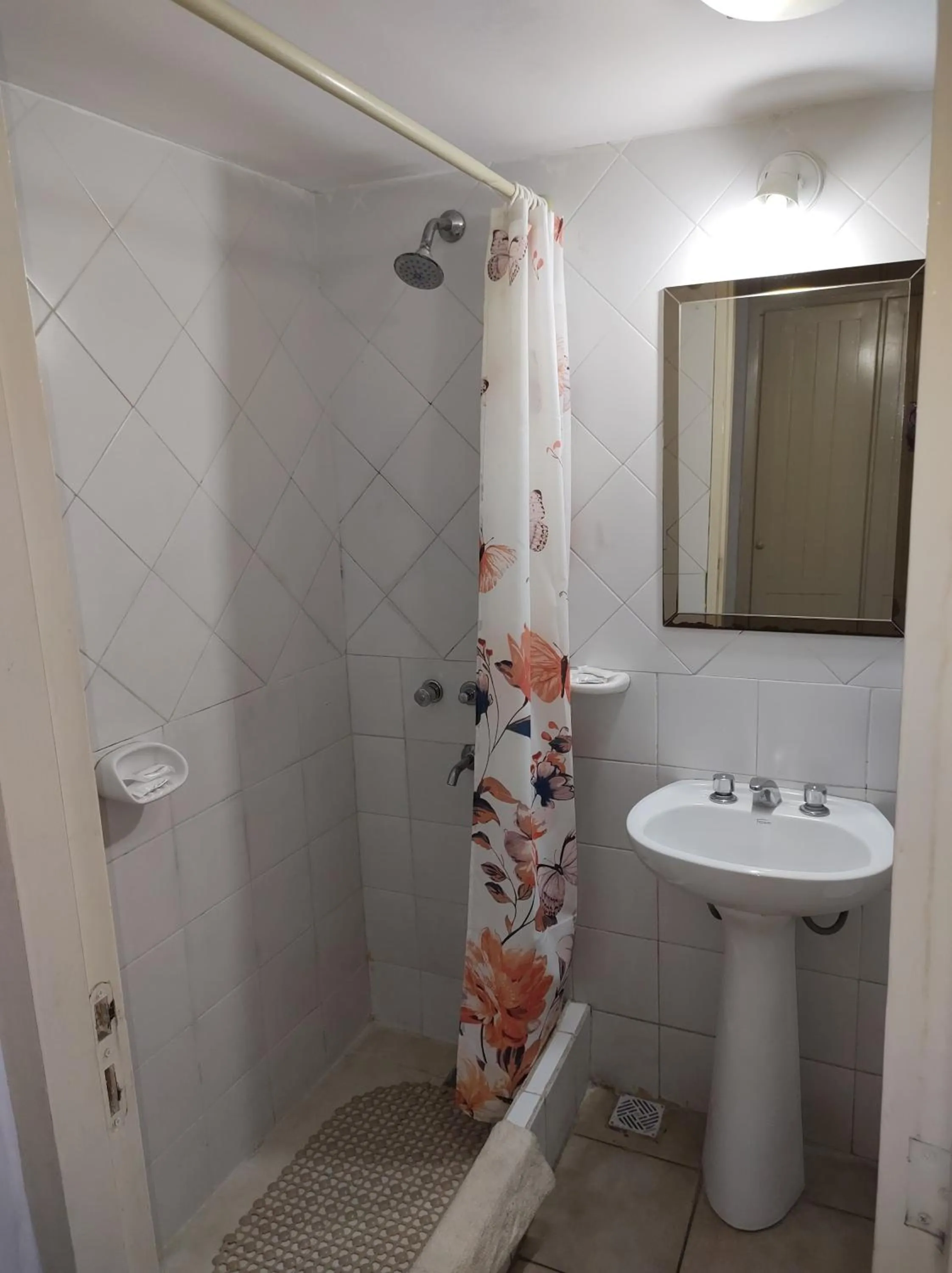 Shower in Plaza Milenium