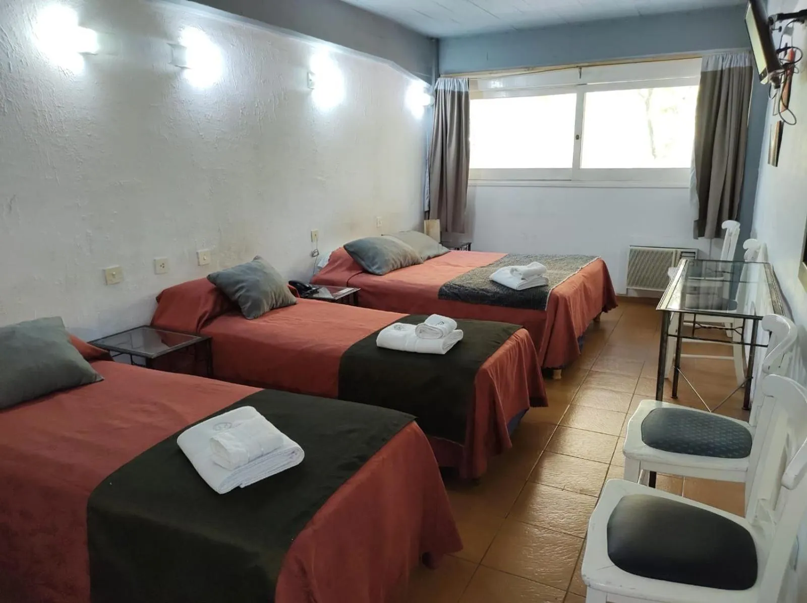 Photo of the whole room, Bed in Plaza Milenium