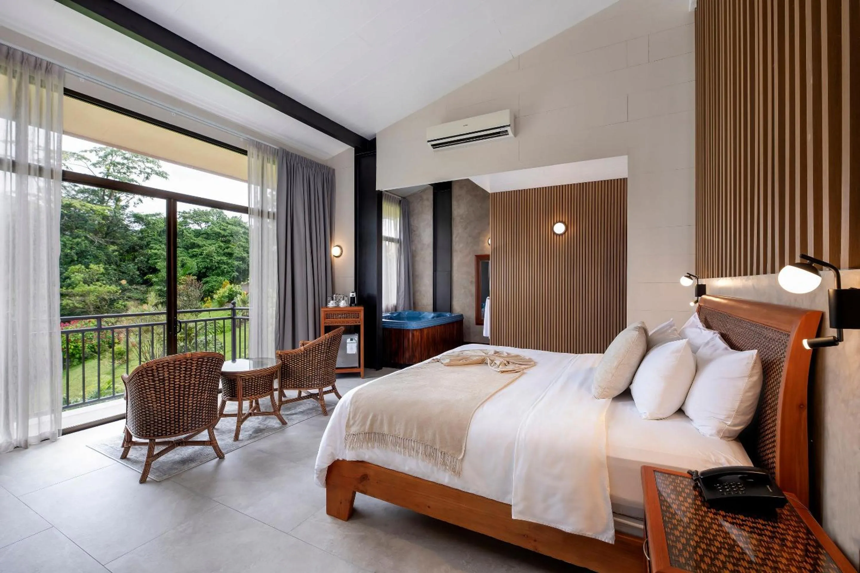 Bed in Hotel Arenal Kioro Suites & Spa