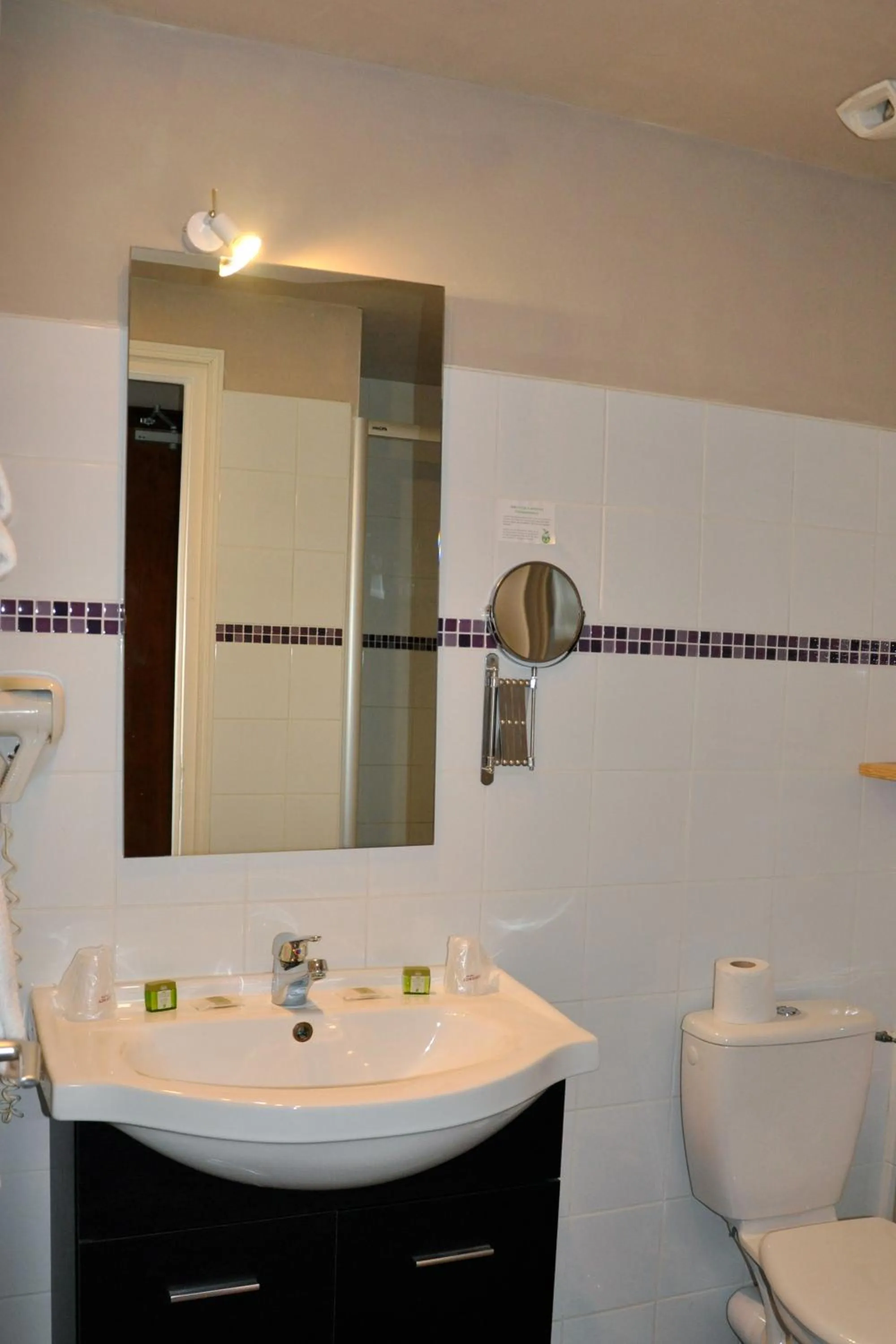 Bathroom in Hostellerie et SPA de la Vieille Ferme